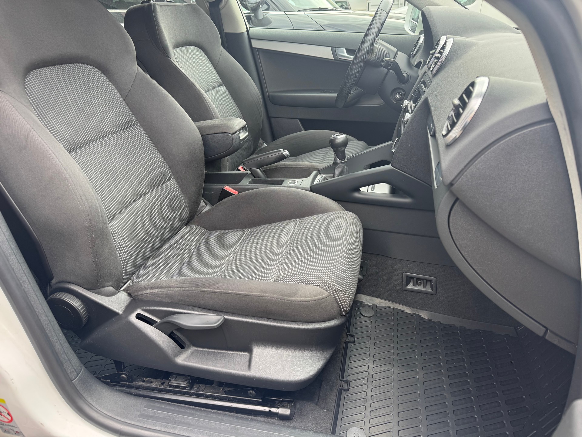 AUDI A3 Sportback 1.6 TDI Attraction-image-8