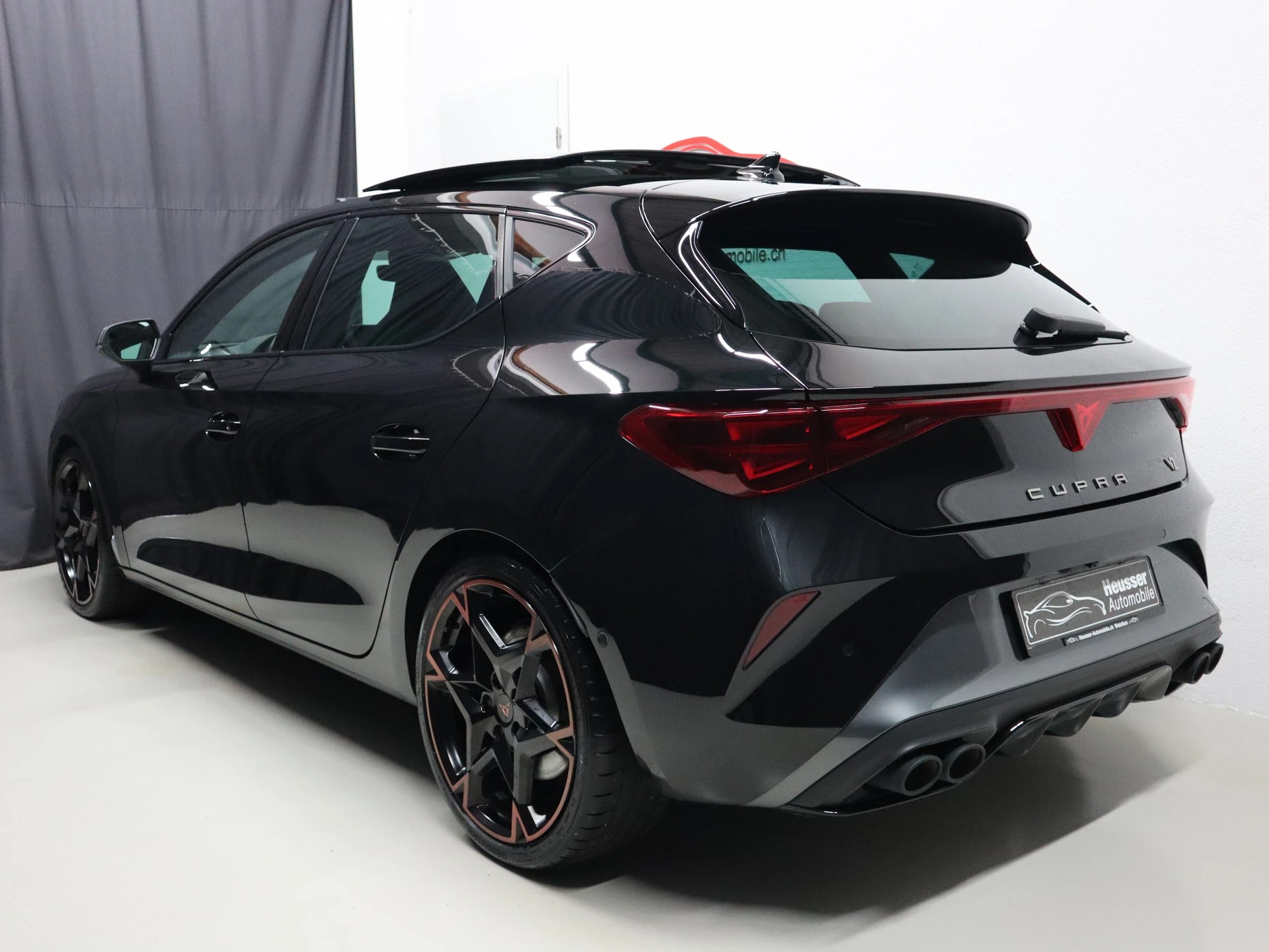 CUPRA LEON 2.0 TSI VZ DSG - Panorama - Navi - Leder - Sennheiser - Kamera - 300 PS-showroom-element-3