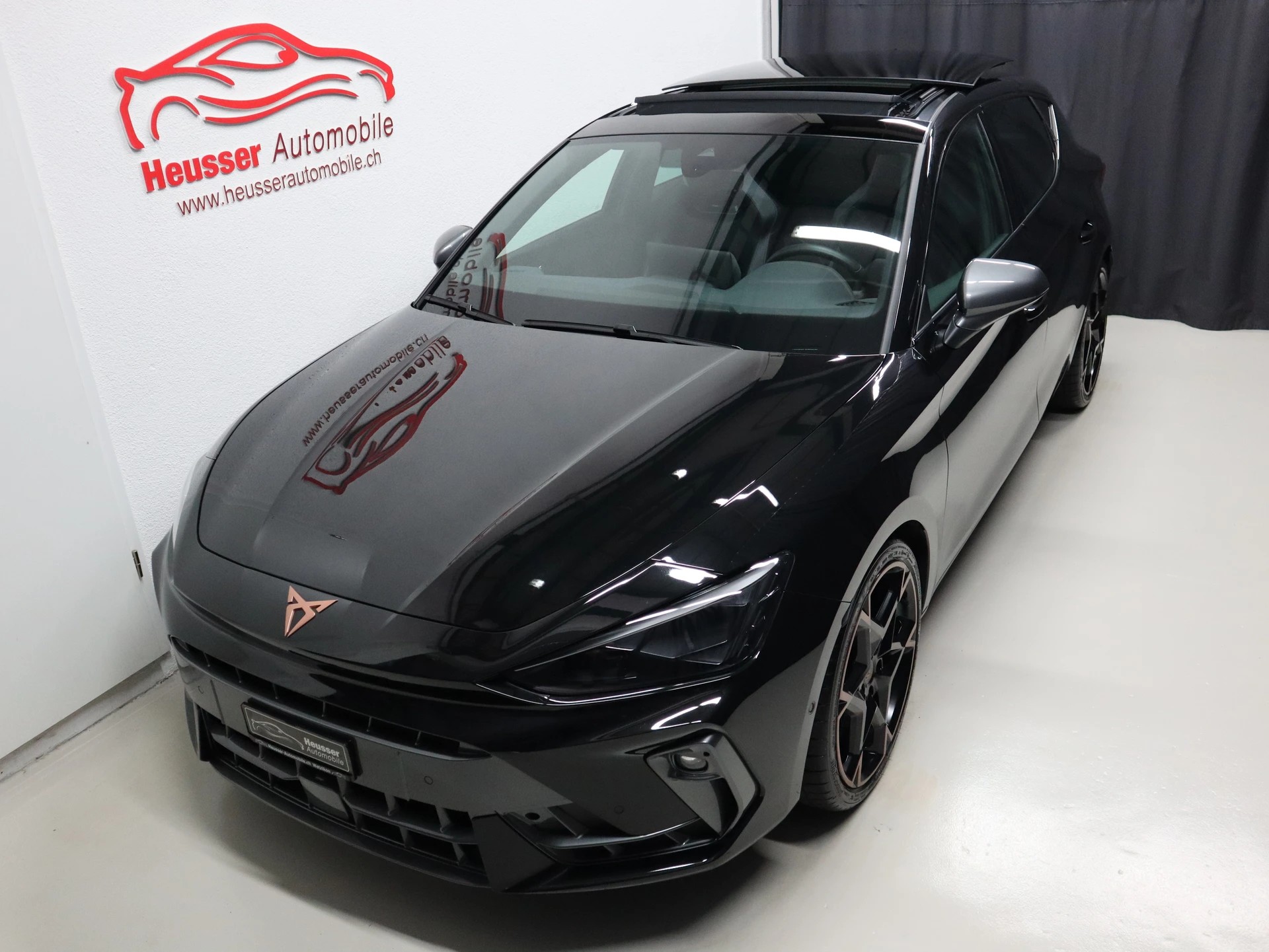 CUPRA LEON 2.0 TSI VZ DSG - Panorama - Navi - Leder - Sennheiser - Kamera - 300 PS-showroom-element-2