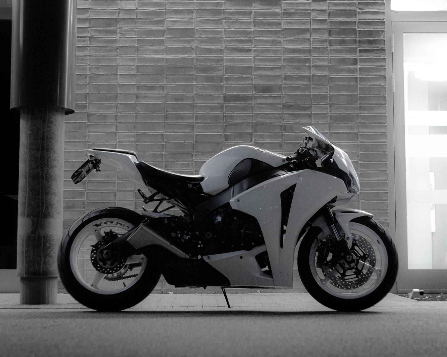 HONDA CBR 1000 RR Fireblade-image-1