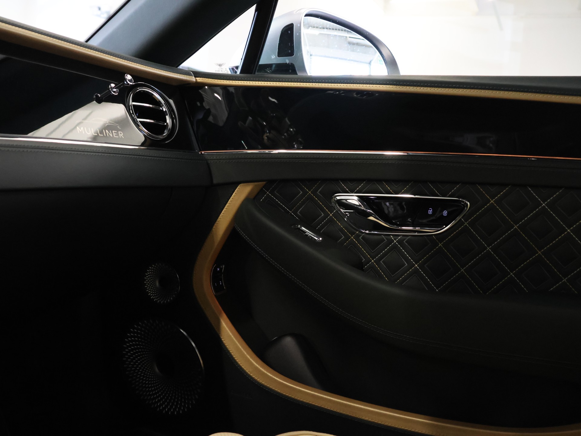 BENTLEY Continental GT 4.0 V8 Mulliner-image-35