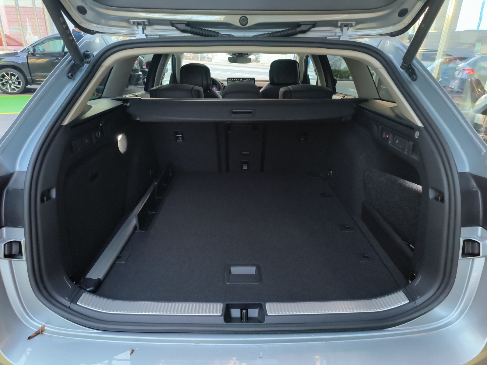 SKODA inkl. Winterrad | L&K | Standheizung | Head-up |Pano |-image-12