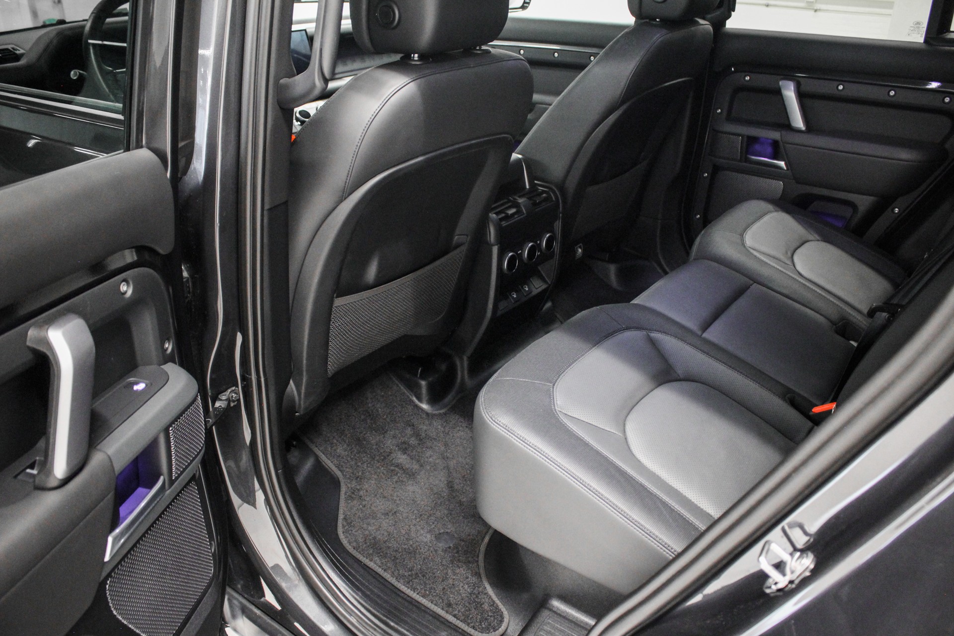 LAND ROVER Defender 110 3.0 D I6 300 X-Dynamic HSE AWD AT8-image-10
