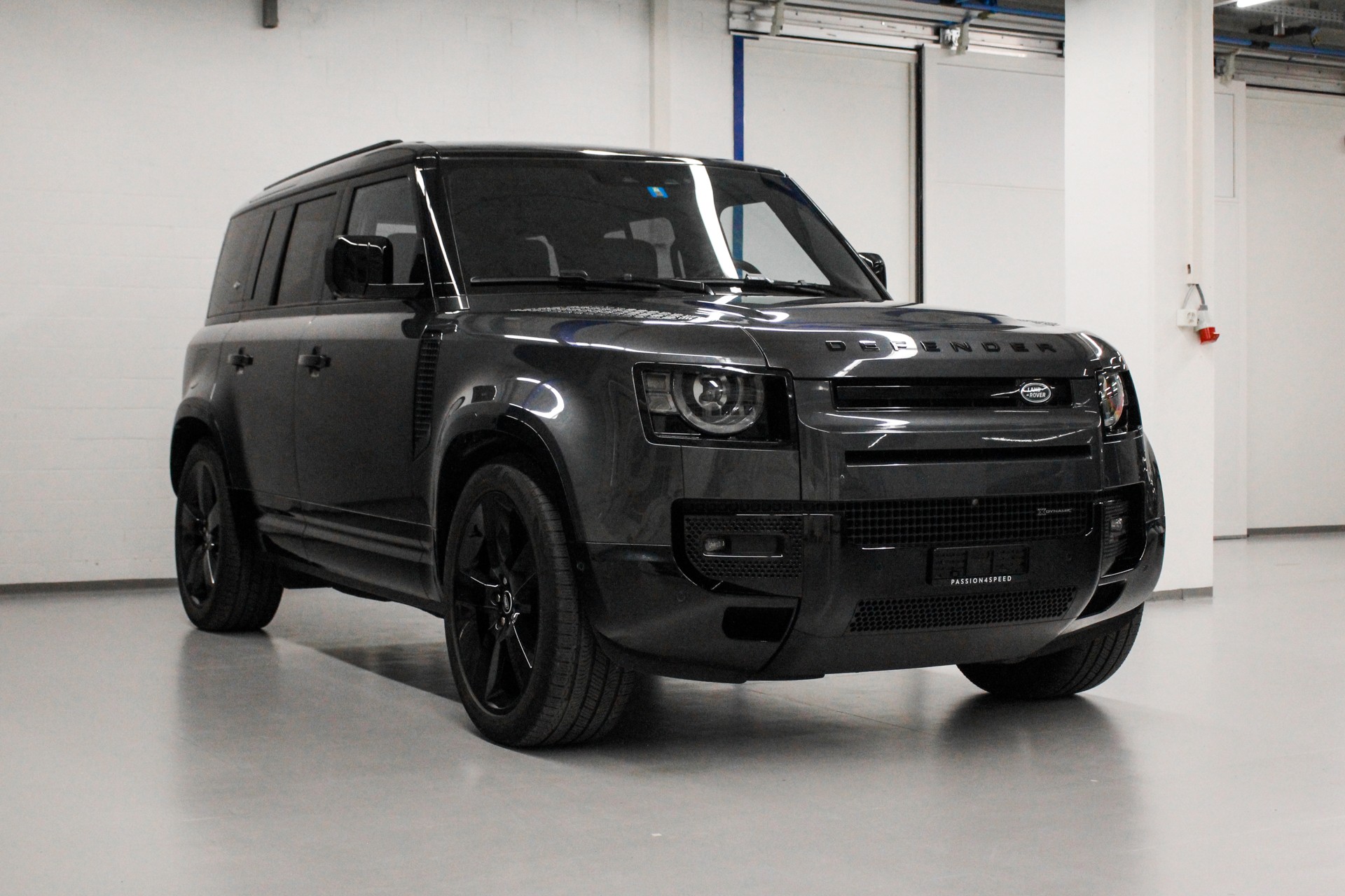LAND ROVER Defender 110 3.0 D I6 300 X-Dynamic HSE AWD AT8-showroom-element-2