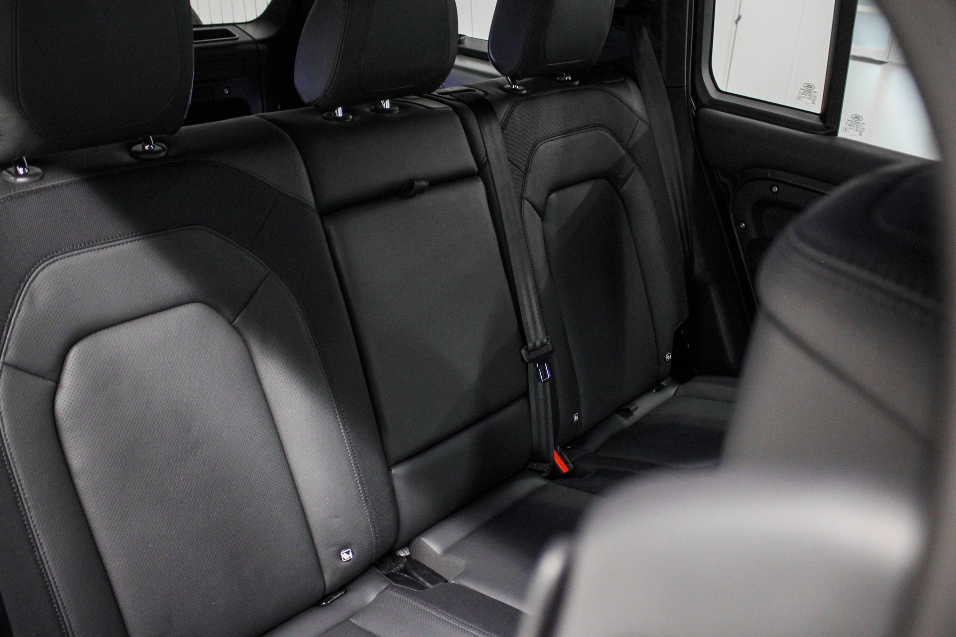 LAND ROVER Defender 110 3.0 D I6 300 X-Dynamic HSE AWD AT8-image-14