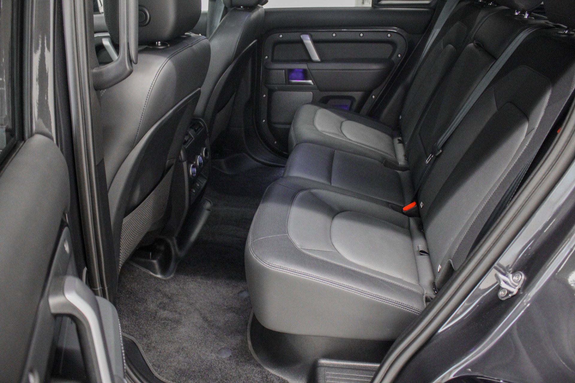 LAND ROVER Defender 110 3.0 D I6 300 X-Dynamic HSE AWD AT8-image-9