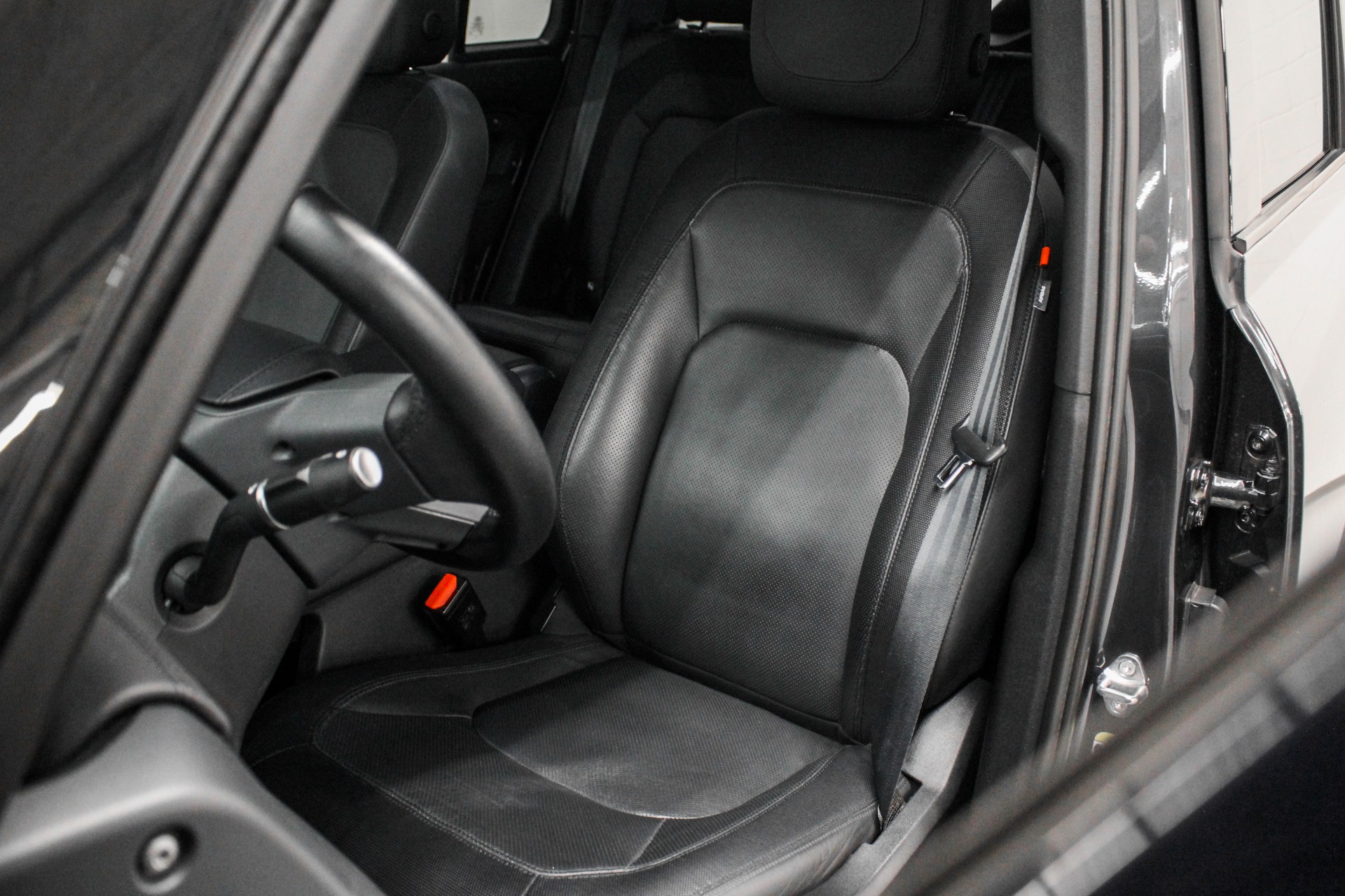 LAND ROVER Defender 110 3.0 D I6 300 X-Dynamic HSE AWD AT8-image-8