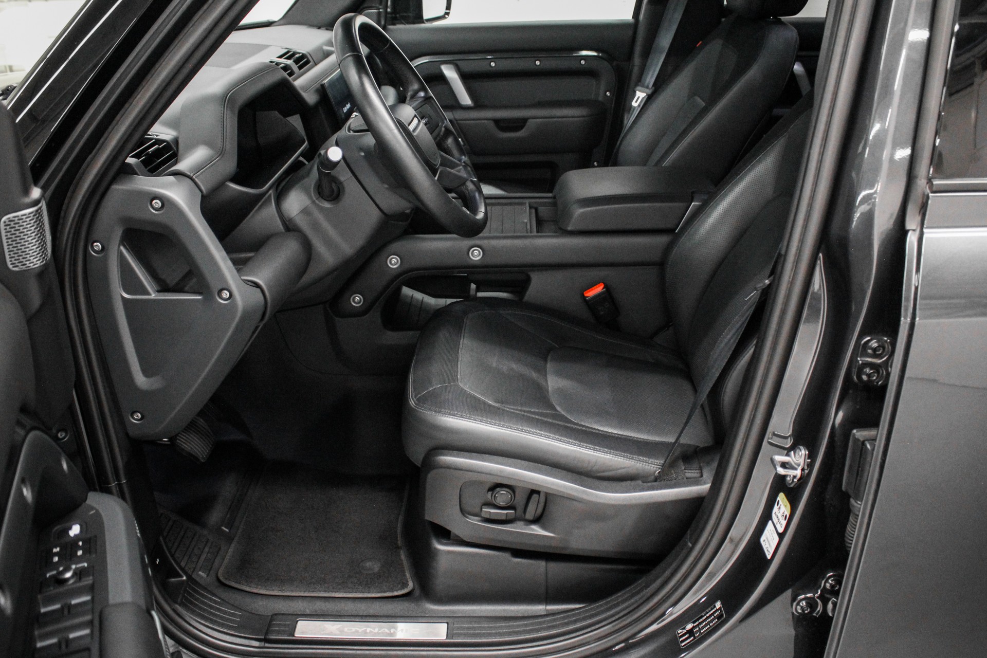 LAND ROVER Defender 110 3.0 D I6 300 X-Dynamic HSE AWD AT8-image-6