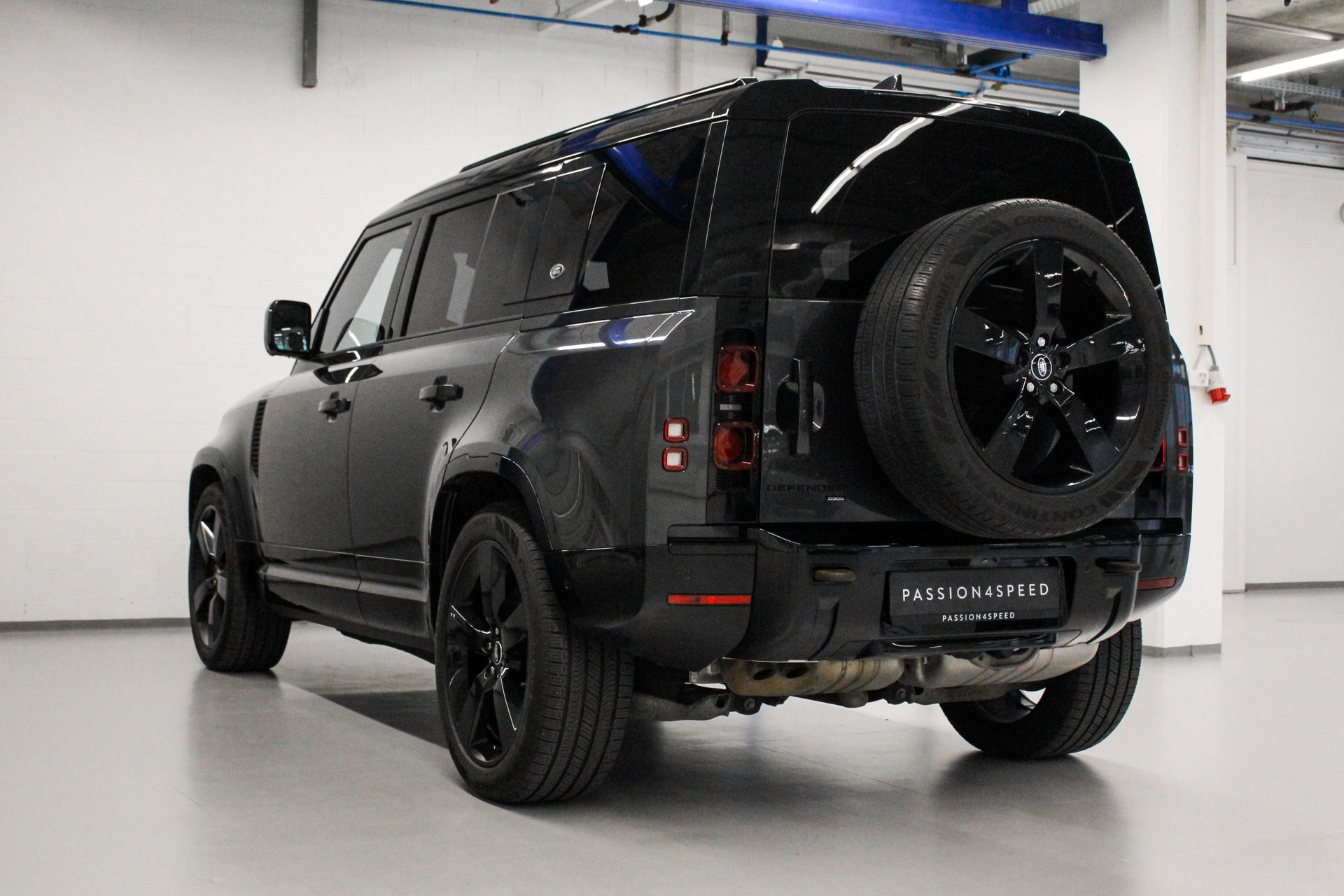 LAND ROVER Defender 110 3.0 D I6 300 X-Dynamic HSE AWD AT8-image-5