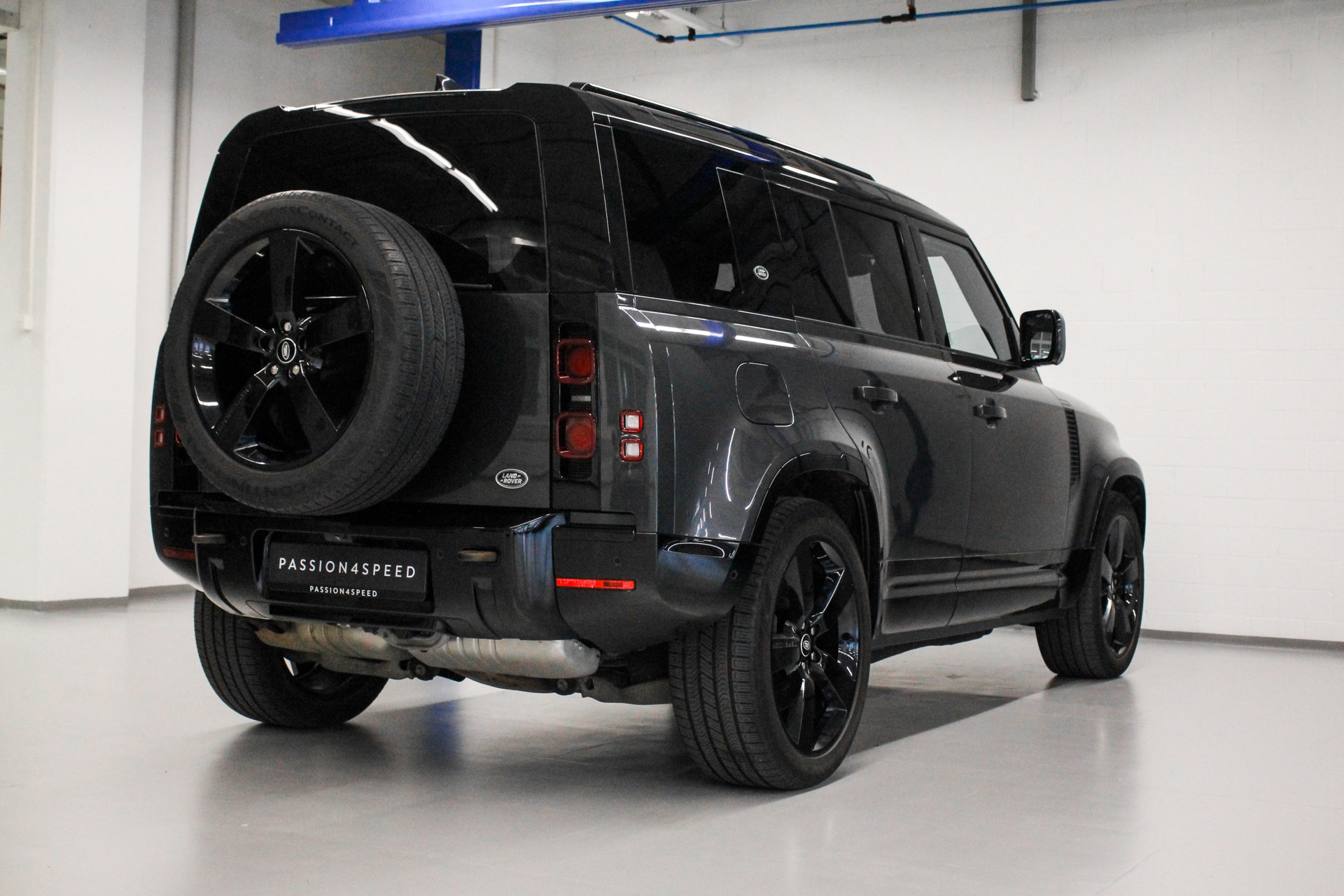 LAND ROVER Defender 110 3.0 D I6 300 X-Dynamic HSE AWD AT8-image-4