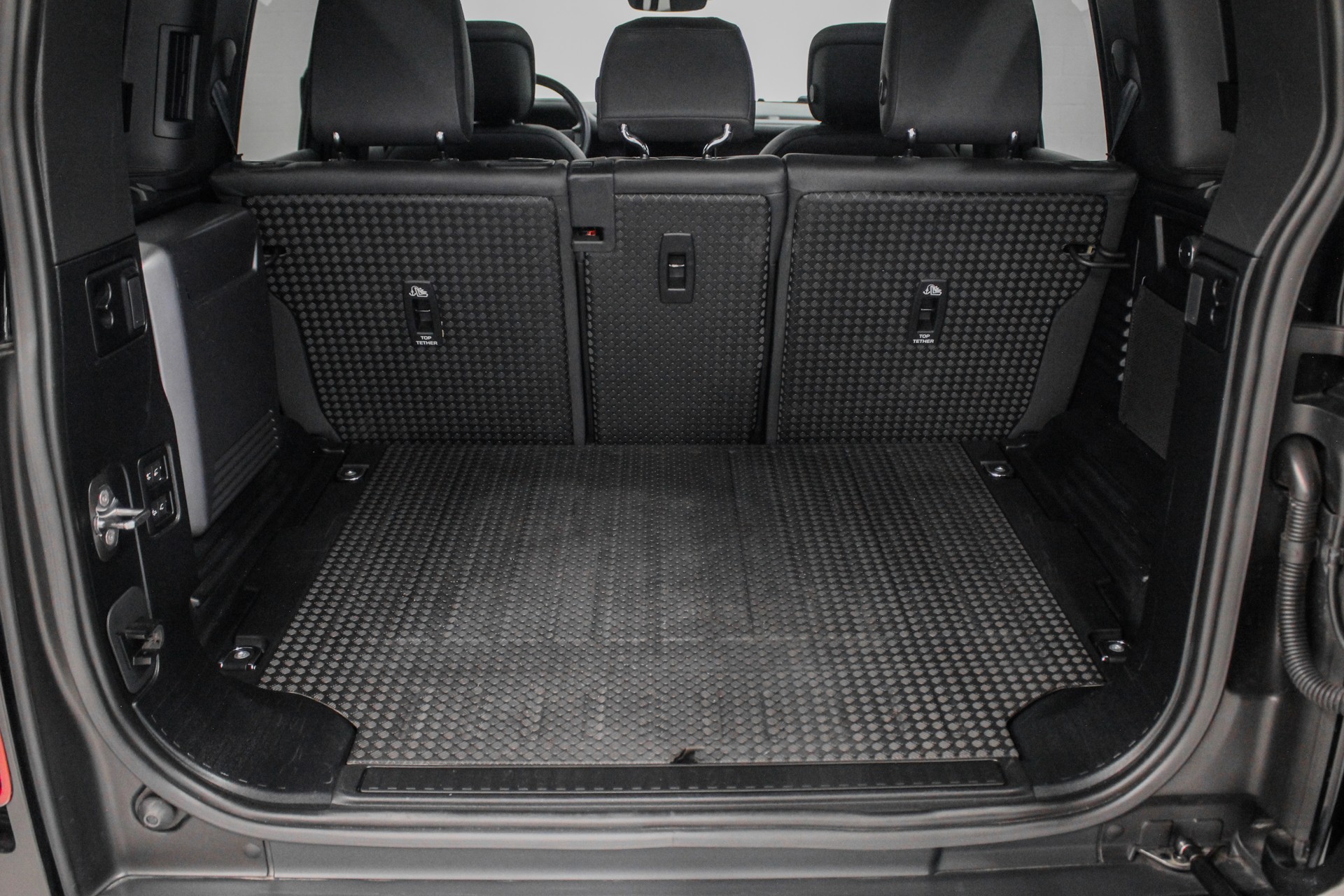 LAND ROVER Defender 110 3.0 D I6 300 X-Dynamic HSE AWD AT8-image-16