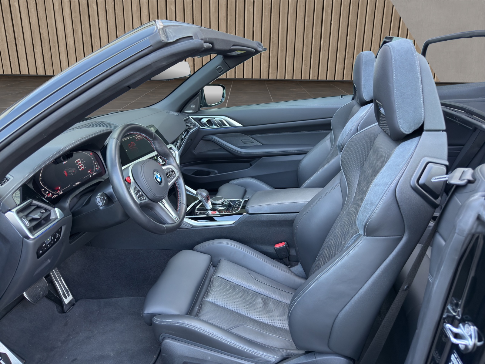 BMW M4 Cabrio Competition M xDrive-image-12