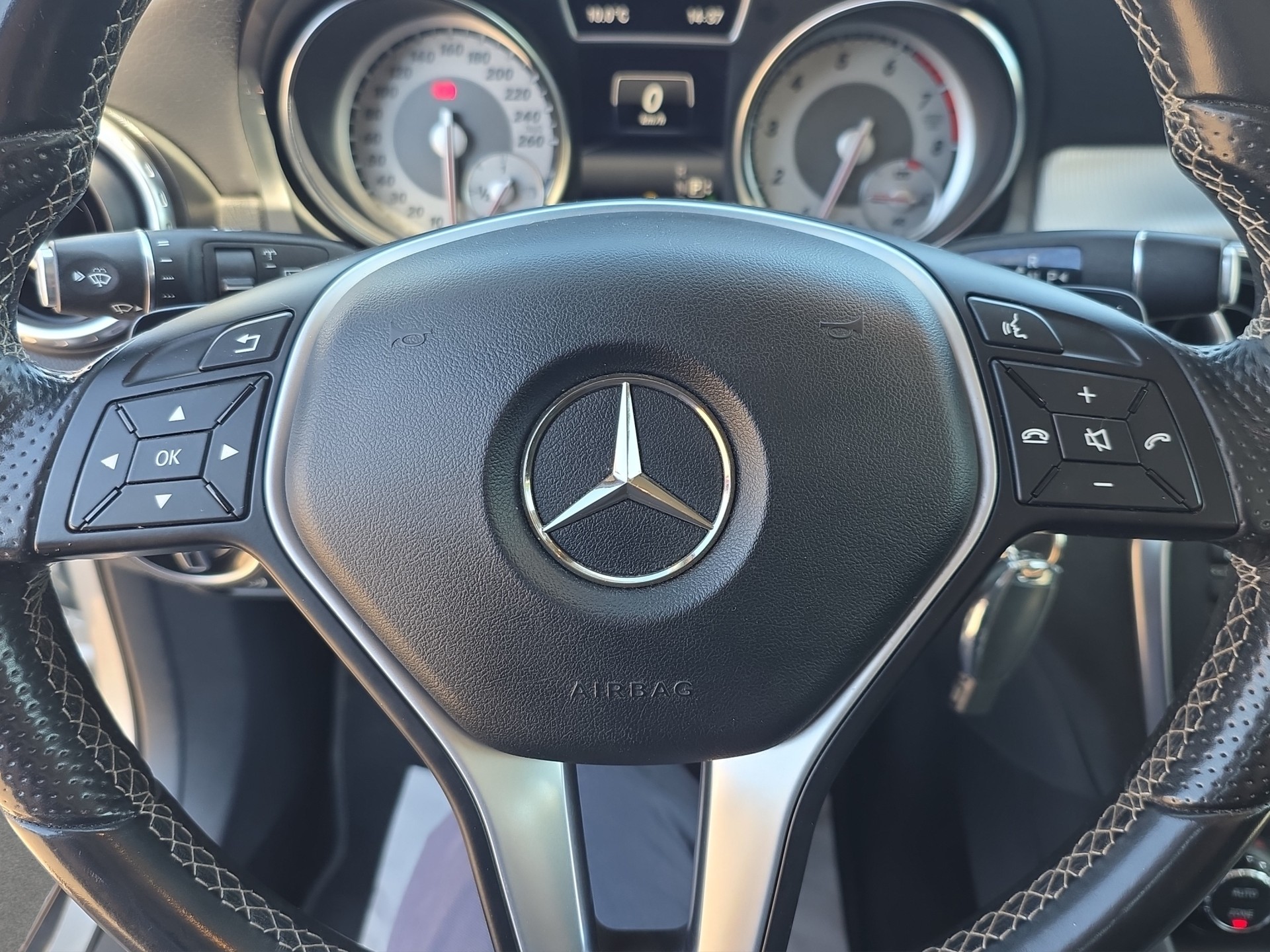 MERCEDES-BENZ GLA 250 Style 4Matic 7G-DCT-image-9