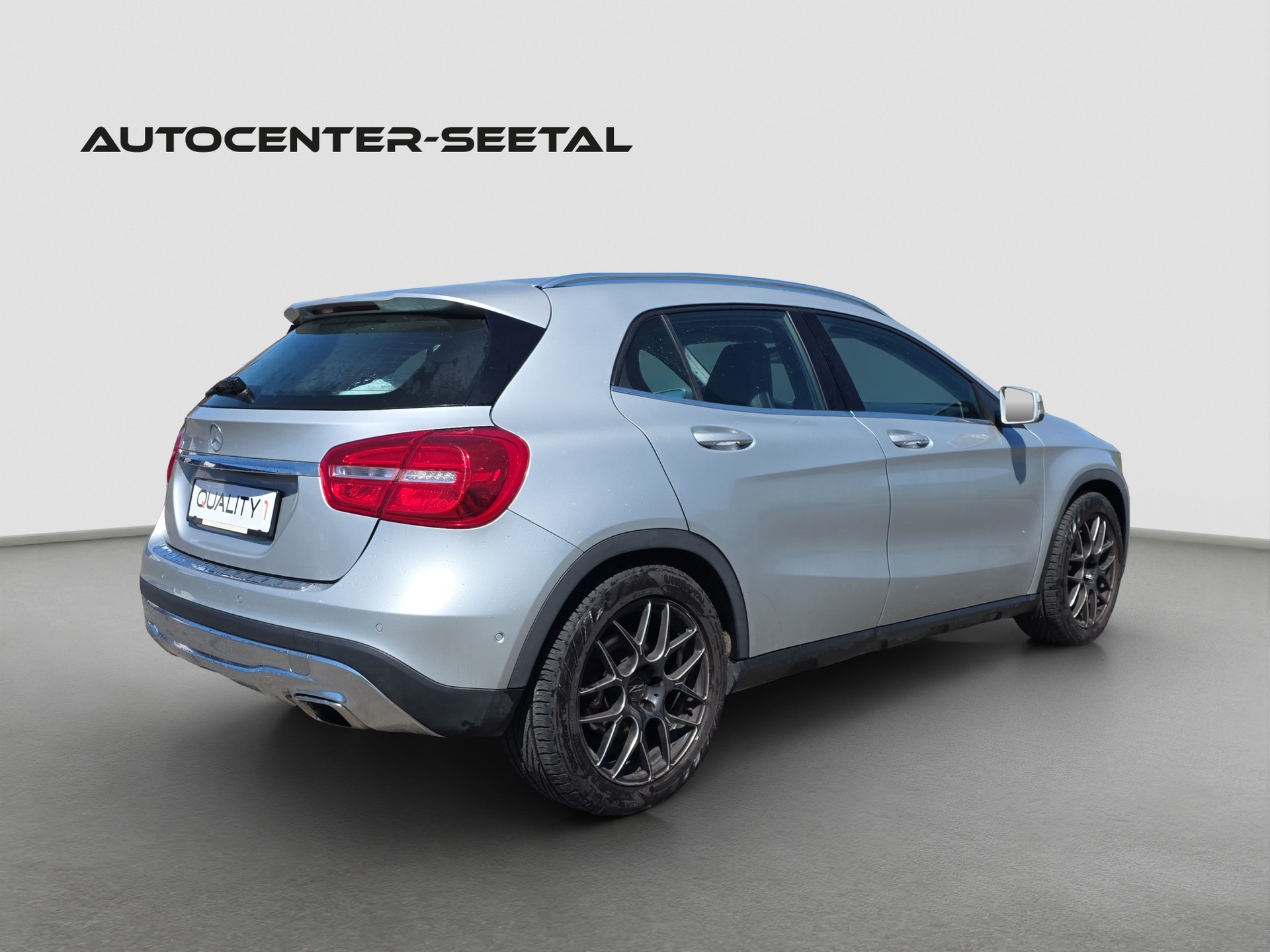 MERCEDES-BENZ GLA 250 Style 4Matic 7G-DCT-image-2