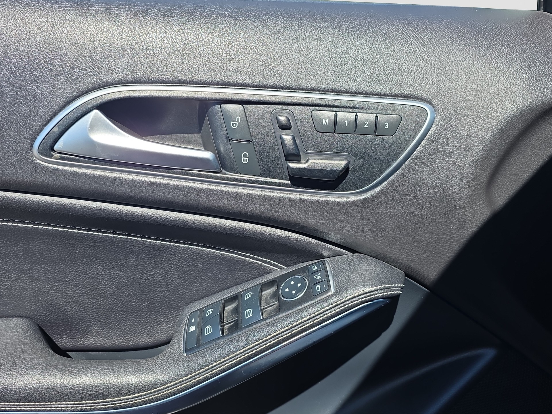 MERCEDES-BENZ GLA 250 Style 4Matic 7G-DCT-image-10