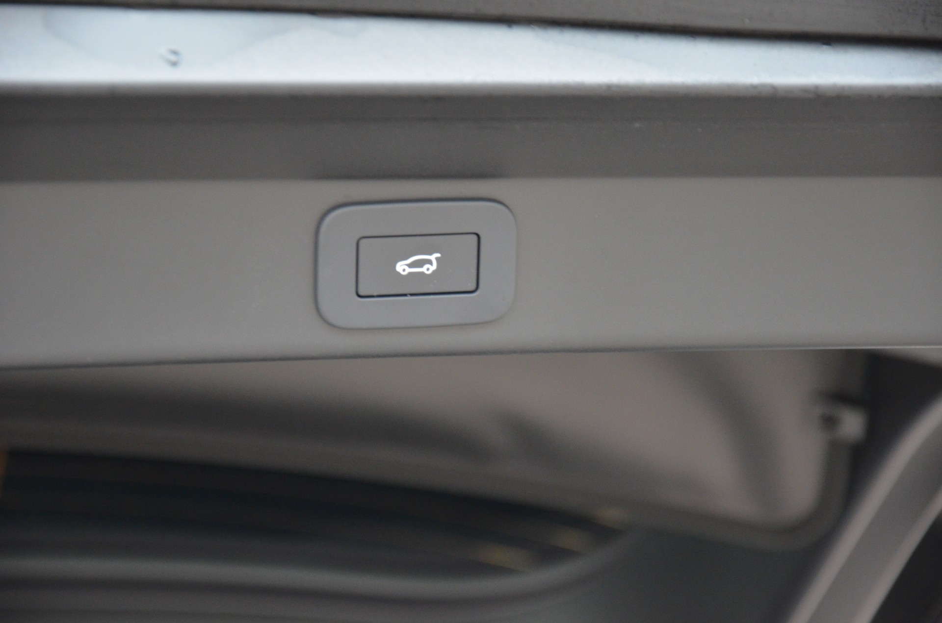 LAND ROVER Range Rover Sport P635 4.4 V8 SV Edition One-image-8