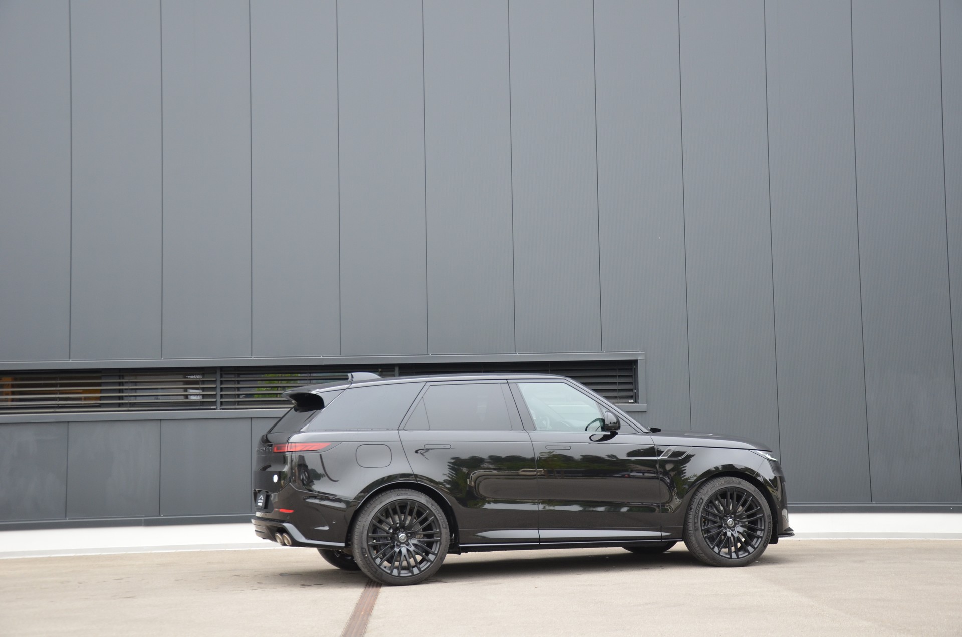 LAND ROVER Range Rover Sport P635 4.4 V8 SV Edition One-showroom-element-3