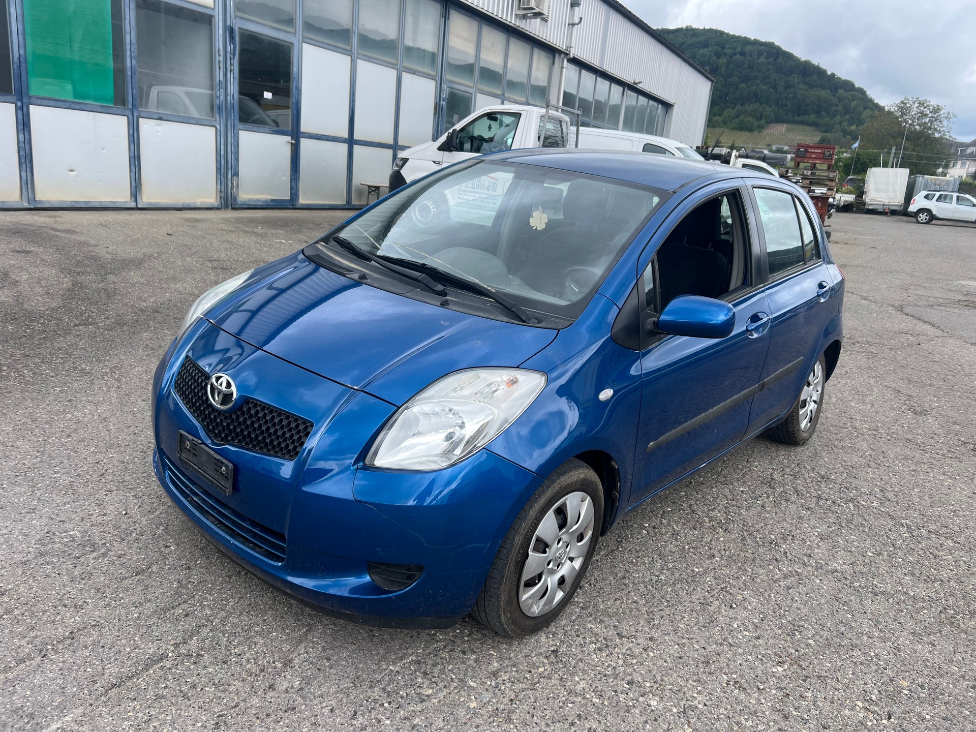 TOYOTA Yaris 1.3 Linea Sol-image-2