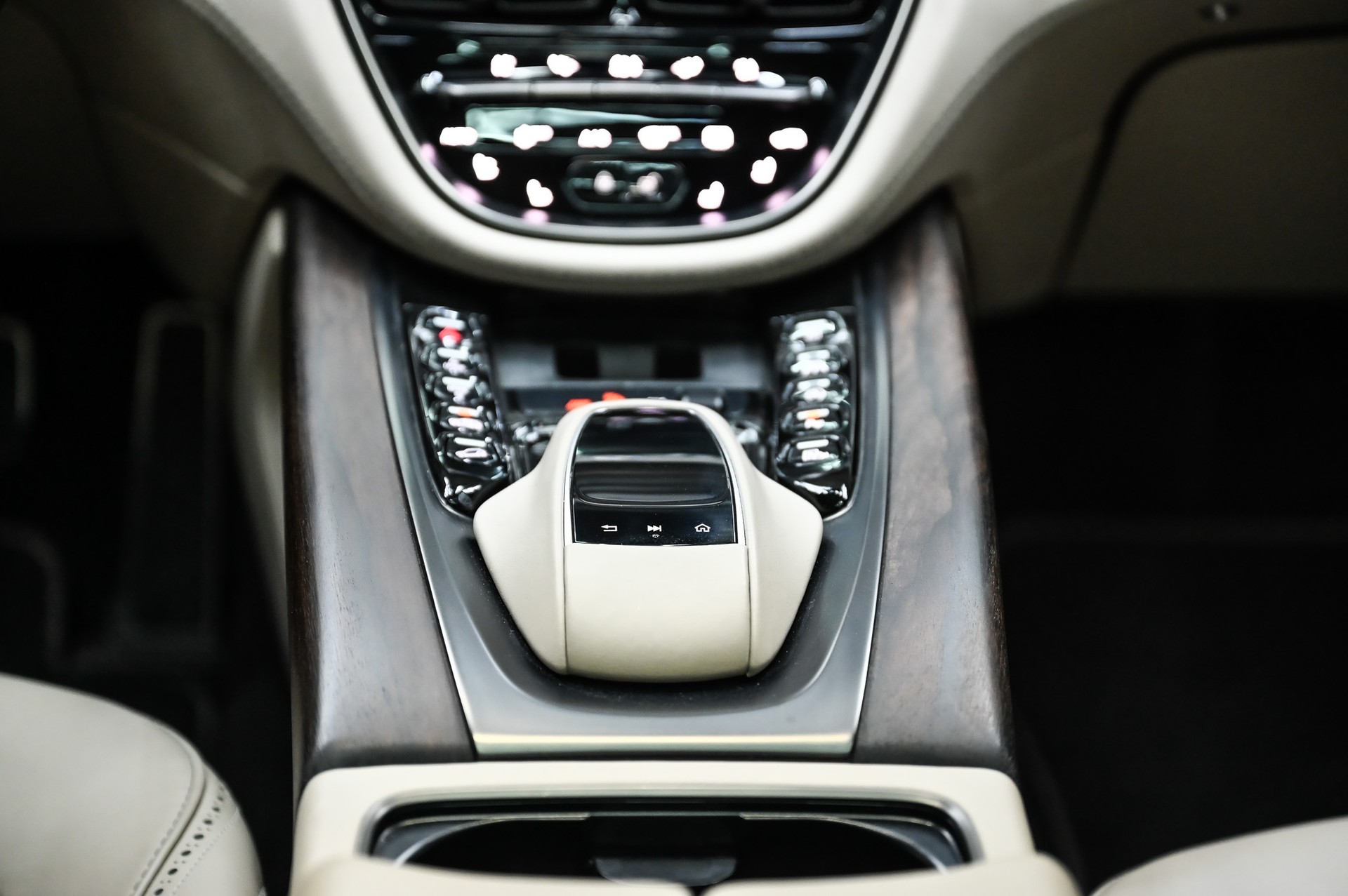 ASTON MARTIN DBX 4.0 V8 Bi-Turbo-image-30