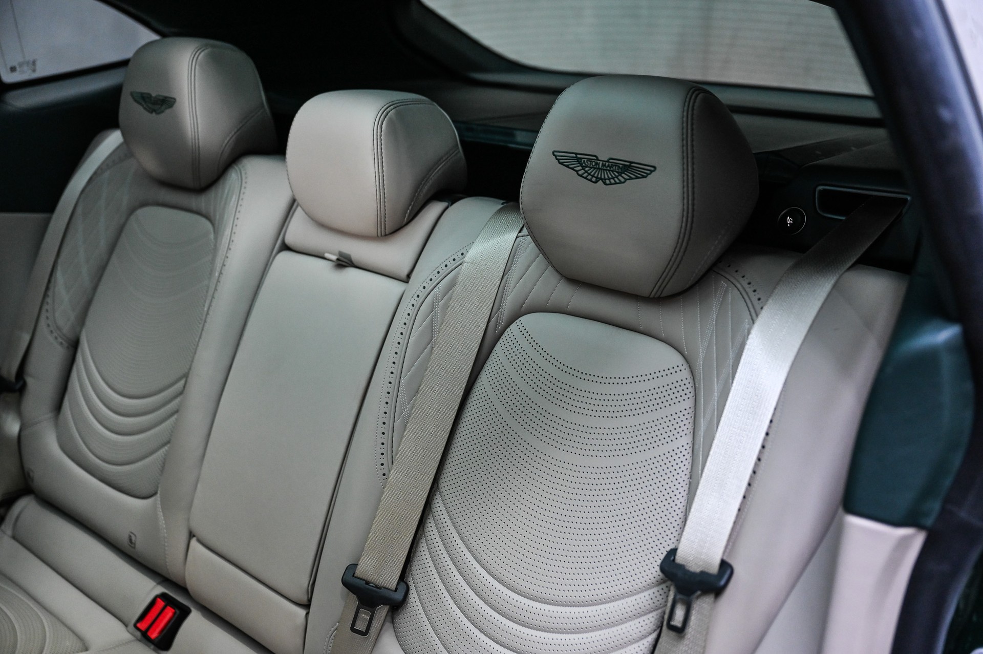ASTON MARTIN DBX 4.0 V8 Bi-Turbo-image-21