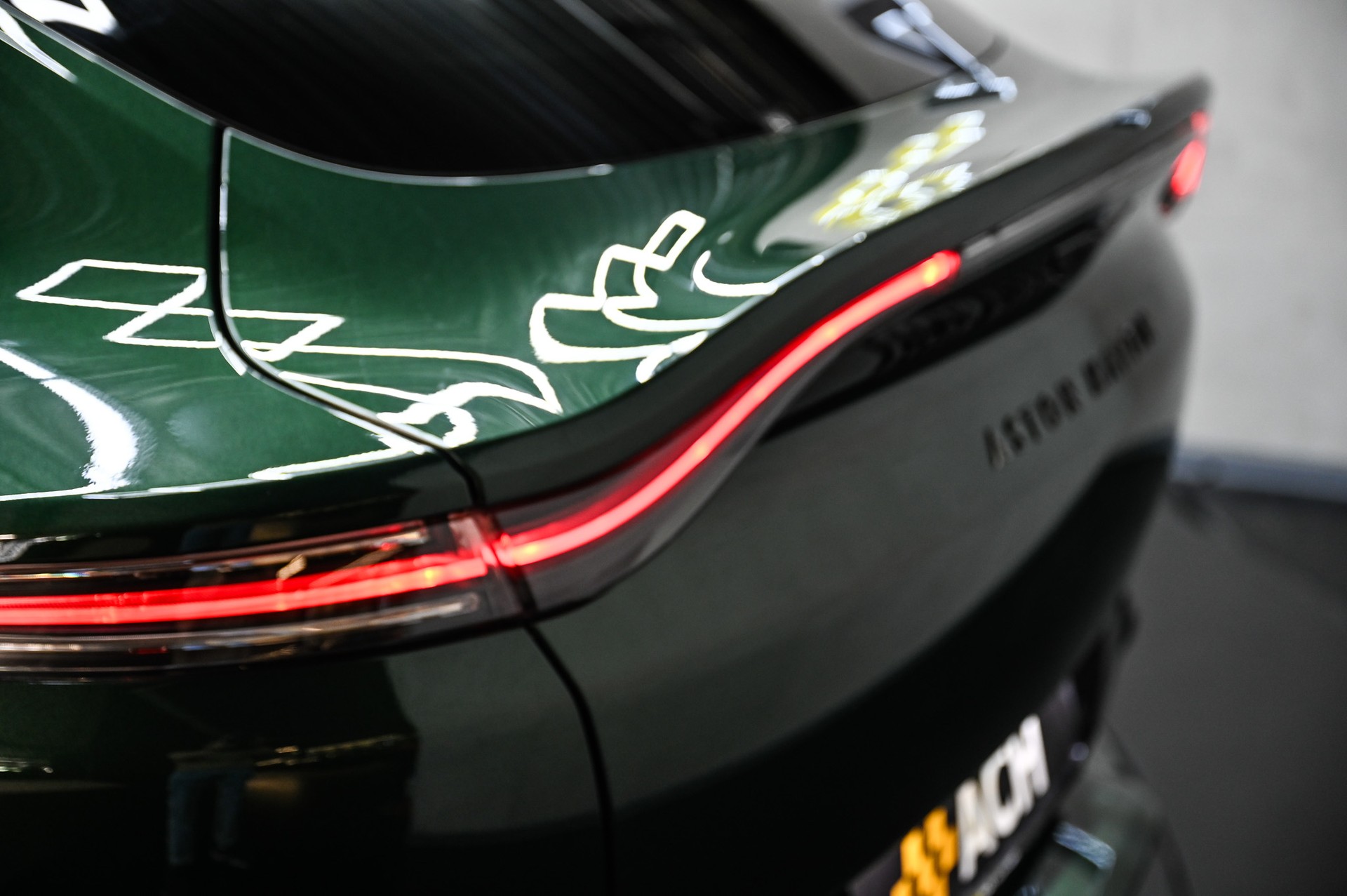 ASTON MARTIN DBX 4.0 V8 Bi-Turbo-image-15