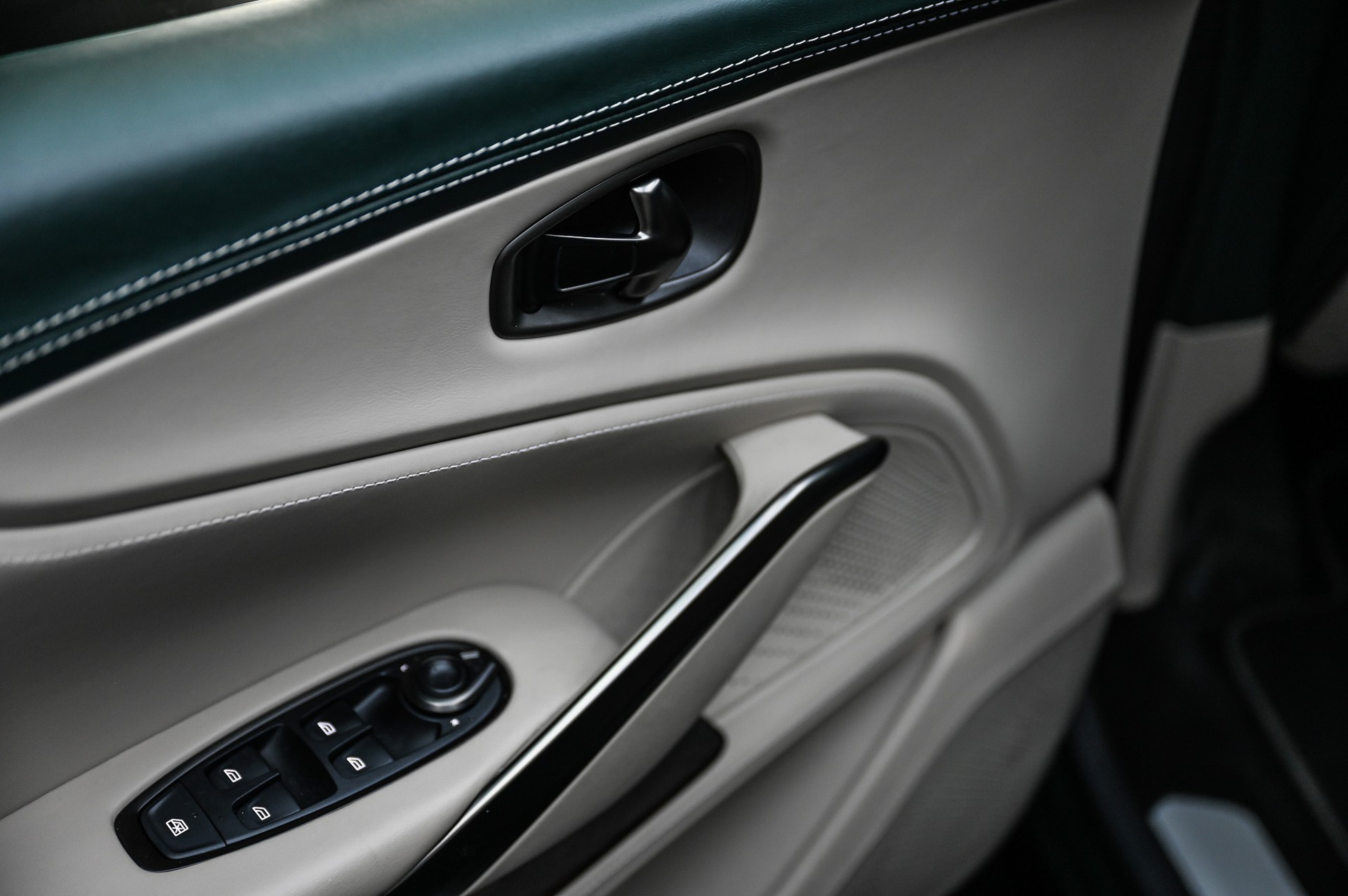 ASTON MARTIN DBX 4.0 V8 Bi-Turbo-image-31
