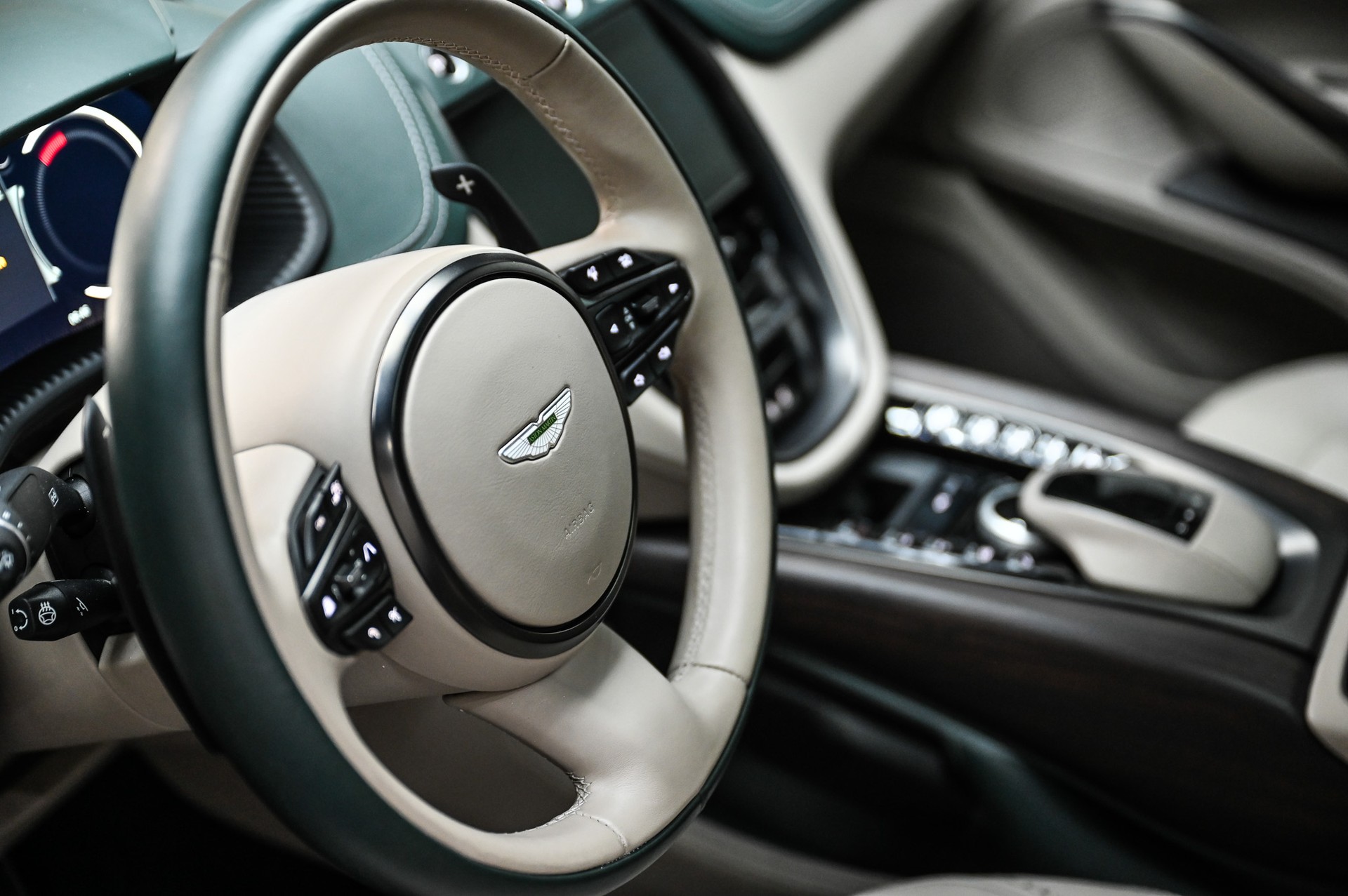 ASTON MARTIN DBX 4.0 V8 Bi-Turbo-image-24