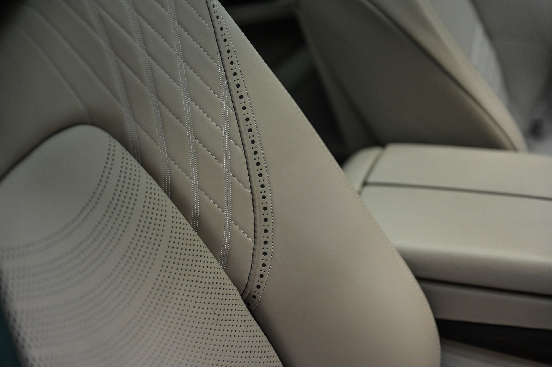 ASTON MARTIN DBX 4.0 V8 Bi-Turbo-image-20