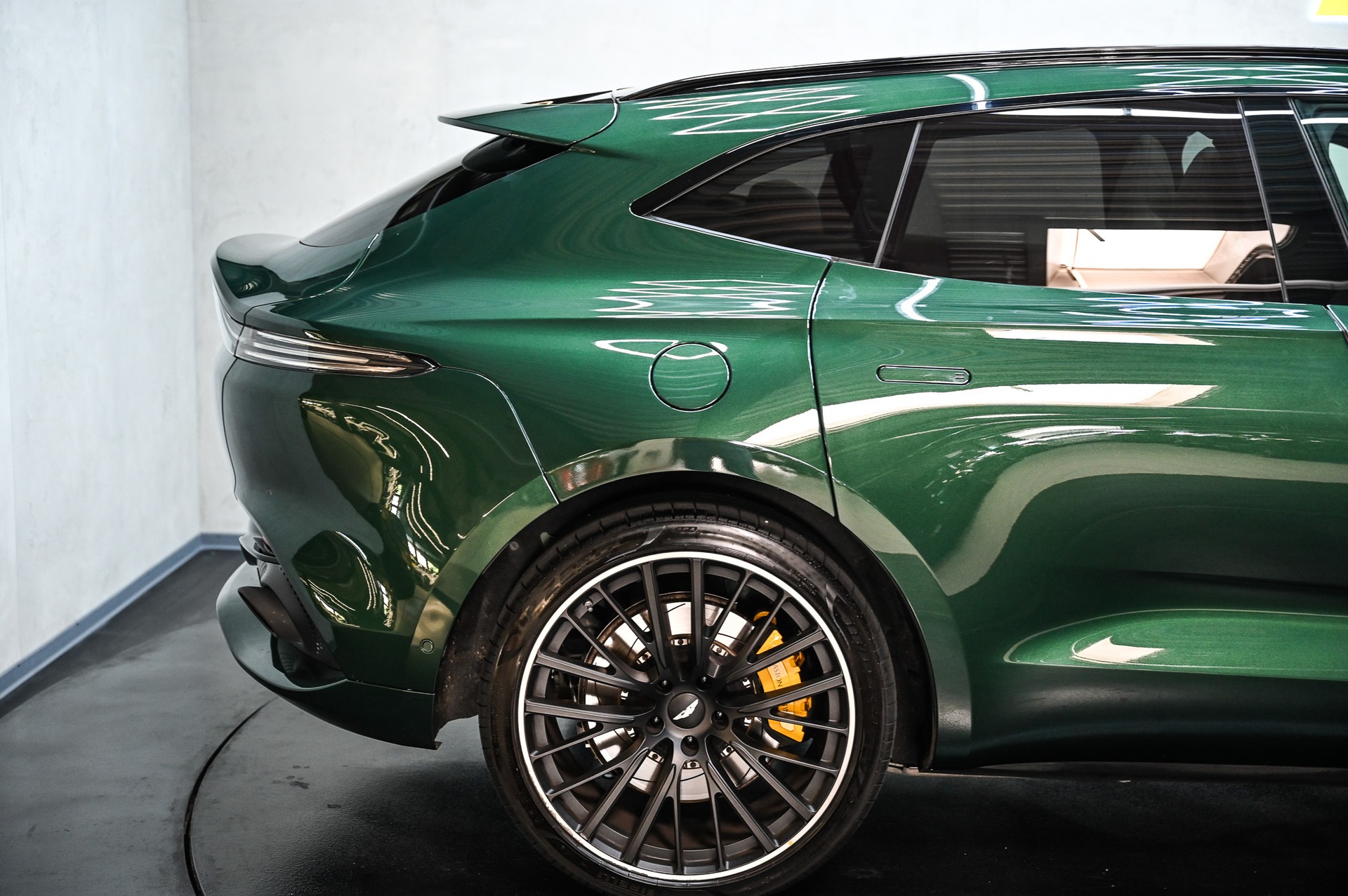 ASTON MARTIN DBX 4.0 V8 Bi-Turbo-image-12