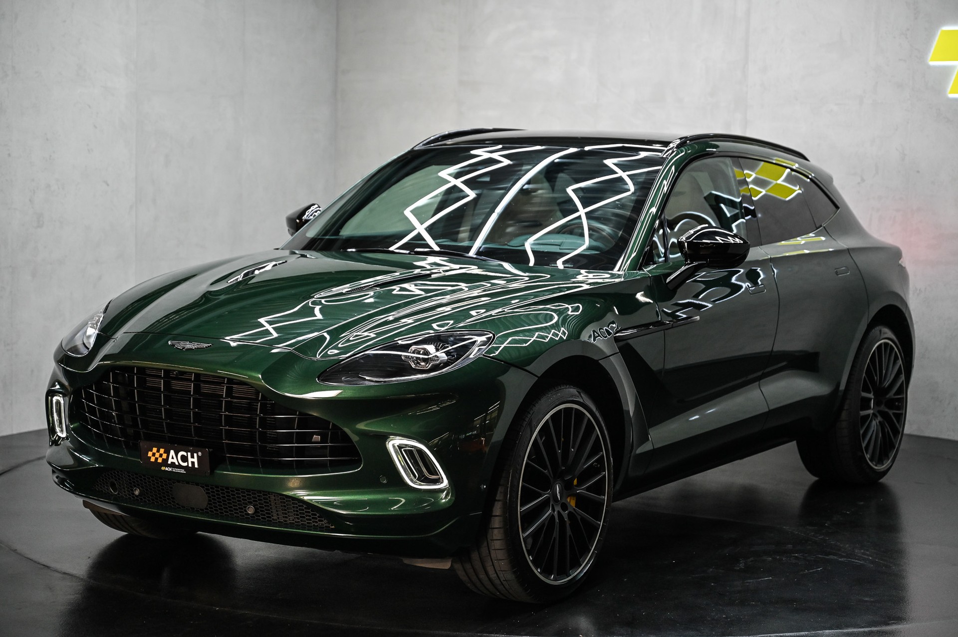ASTON MARTIN DBX 4.0 V8 Bi-Turbo-showroom-element-2