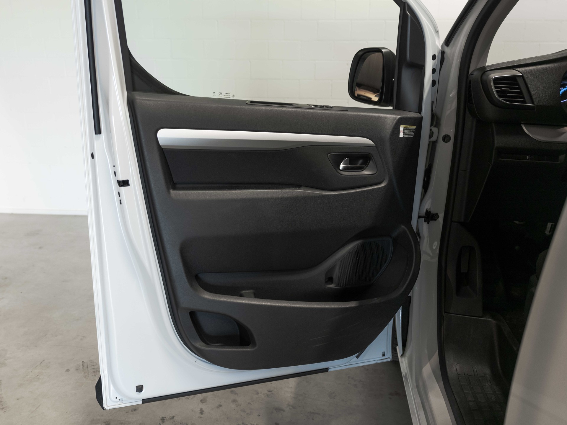 OPEL Vivaro Cargo-e 75 kWh M Blitz-image-13