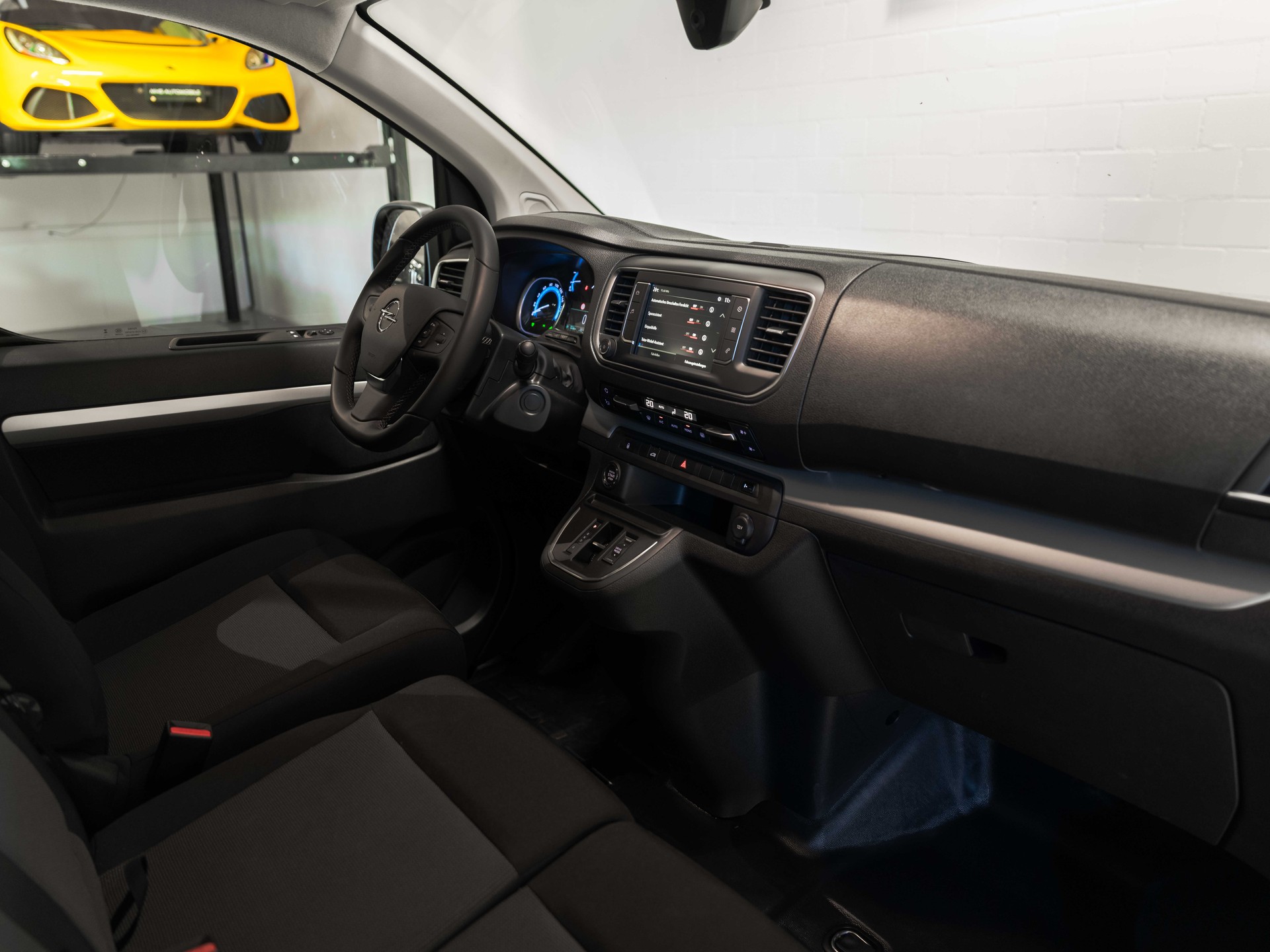OPEL Vivaro Cargo-e 75 kWh M Blitz-image-17