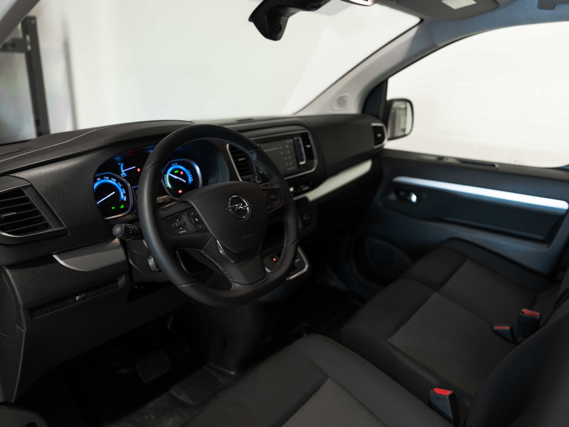OPEL Vivaro Cargo-e 75 kWh M Blitz-image-8