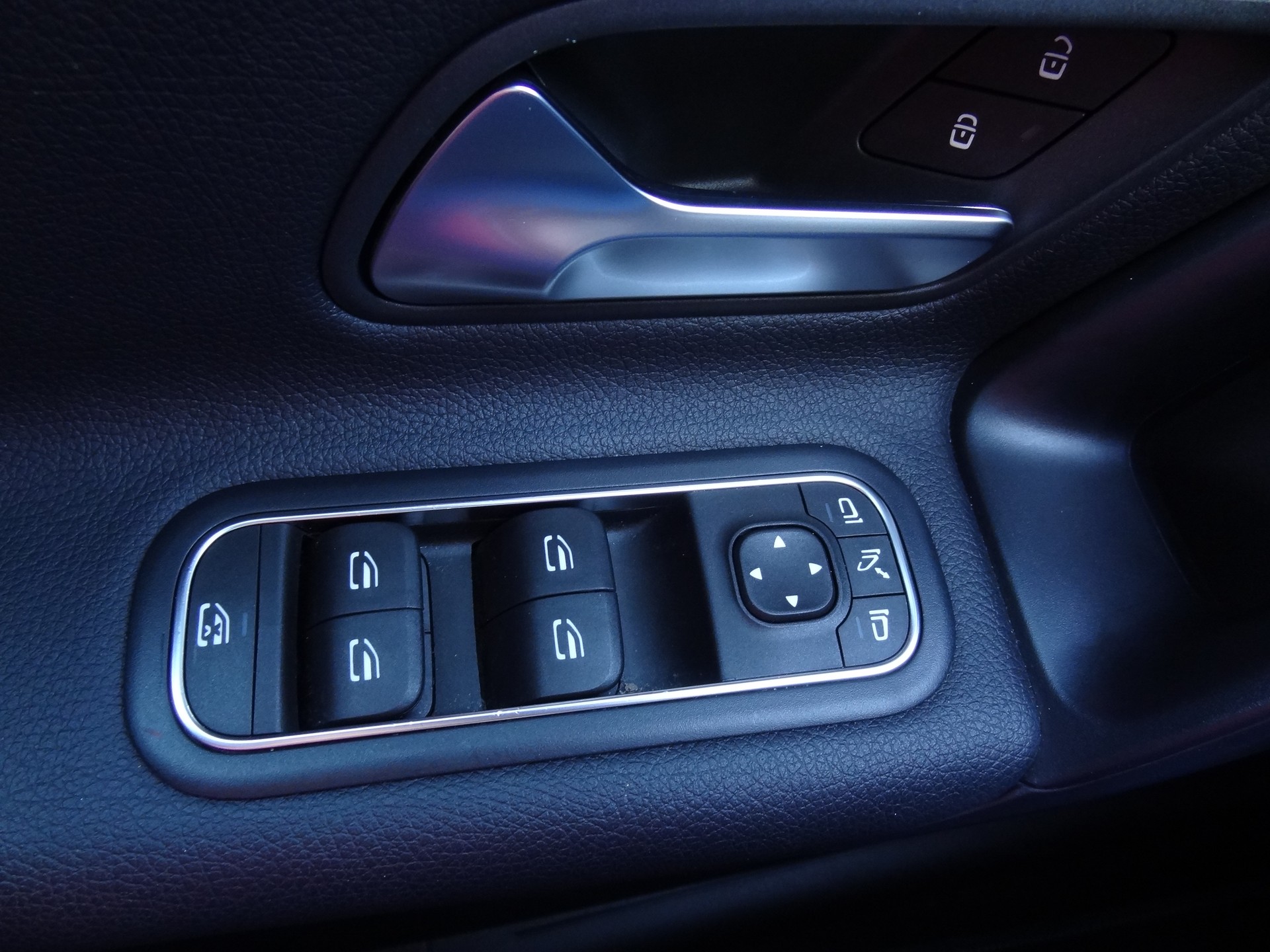 MERCEDES-BENZ A 200 SE Line 7G-DCT-image-21
