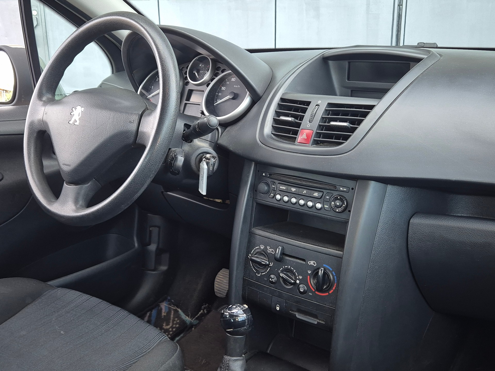 PEUGEOT 207 1.4 Urban-image-11