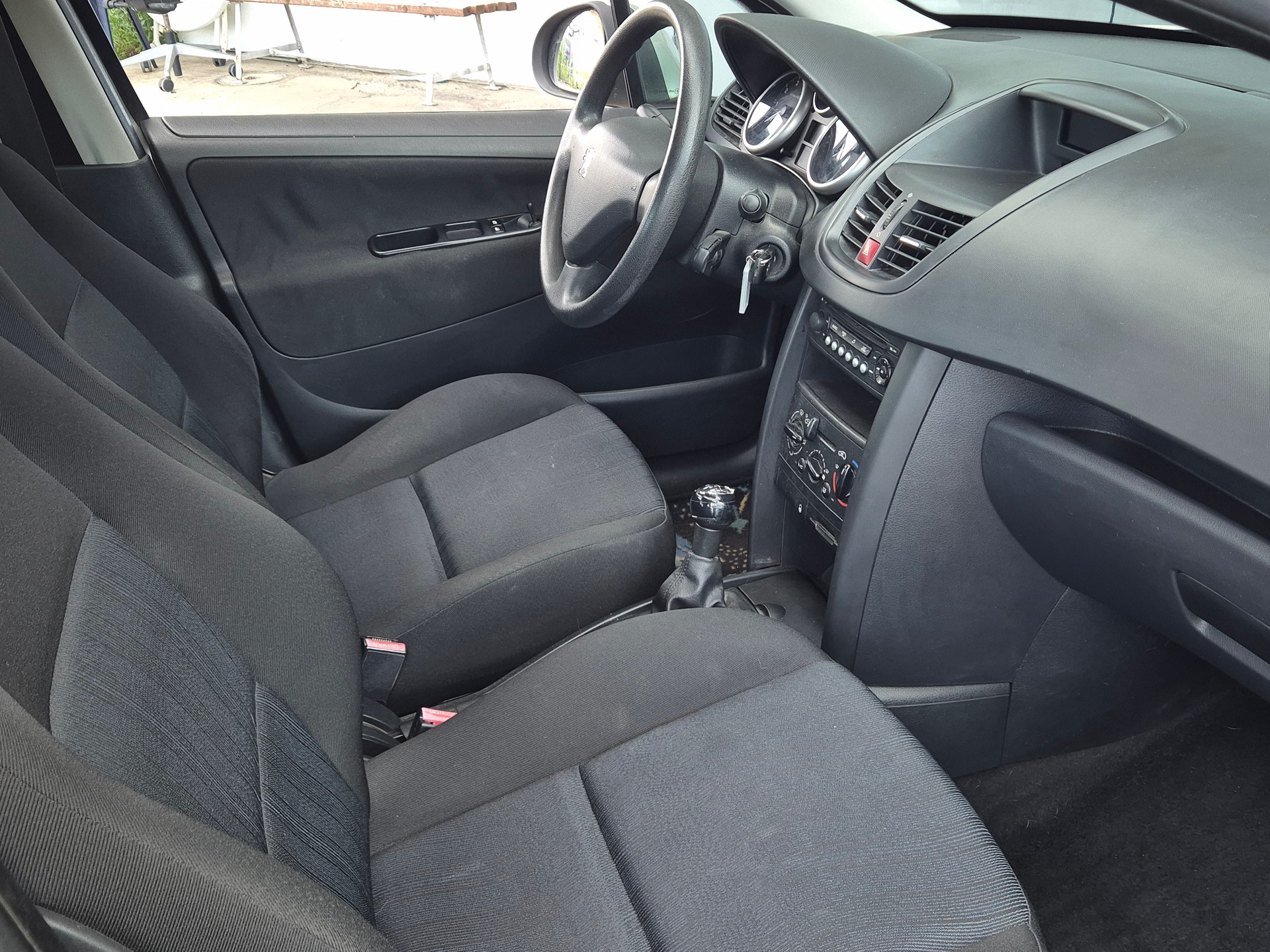 PEUGEOT 207 1.4 Urban-image-14