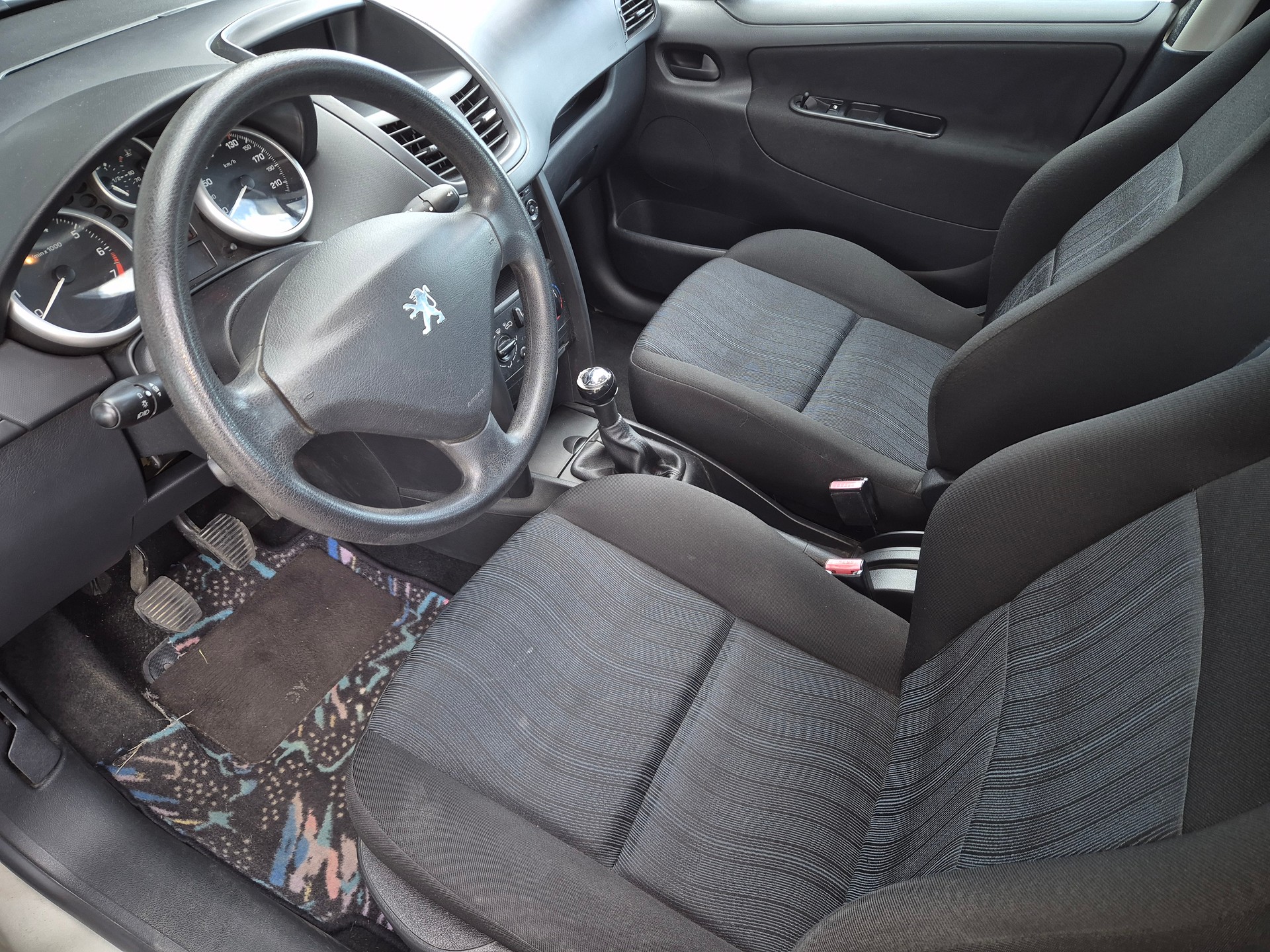 PEUGEOT 207 1.4 Urban-image-12