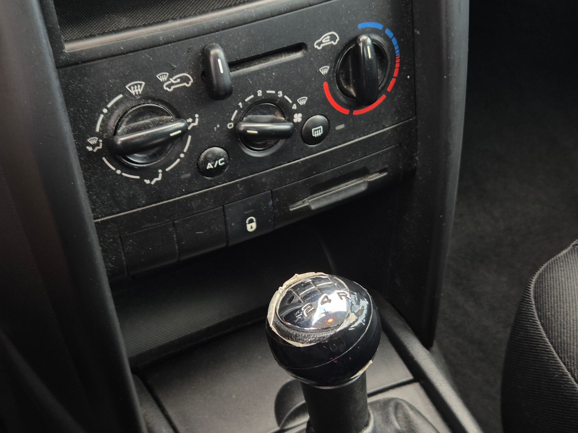 PEUGEOT 207 1.4 Urban-image-19