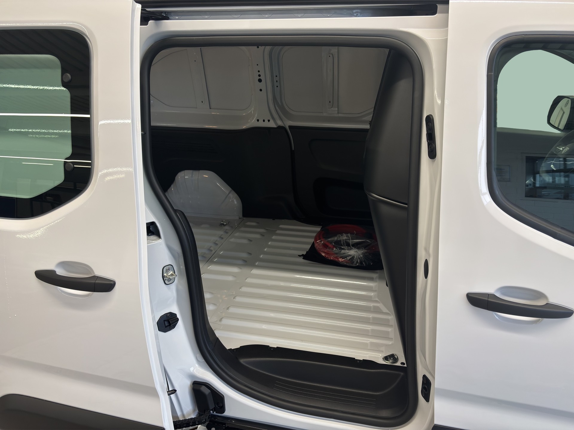 PEUGEOT e-Partner 50kWh Long-image-14