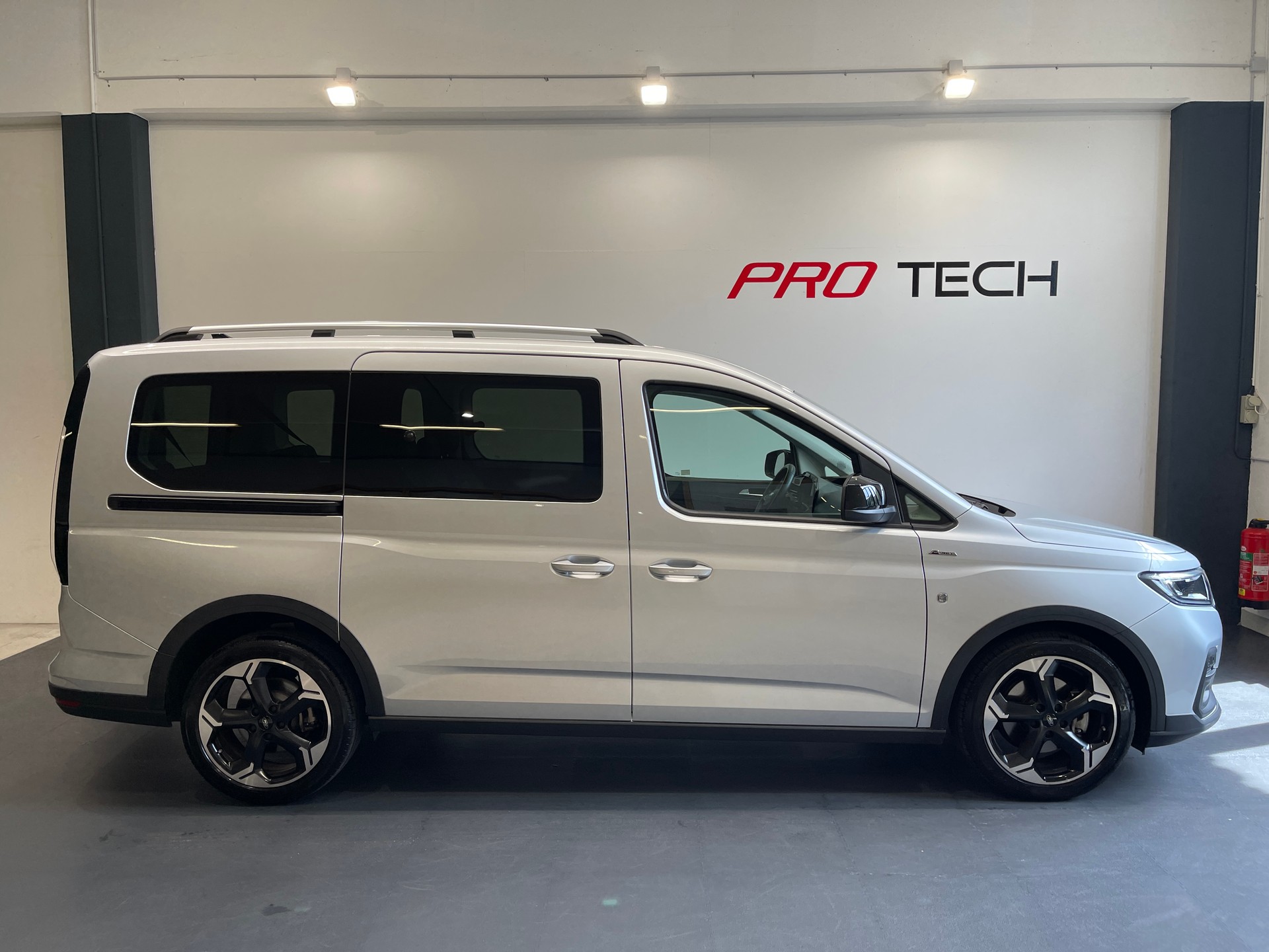 FORD Grand Tourneo Connect 2.0 EcoBlue Active Automat *7 PLATZ*-image-5