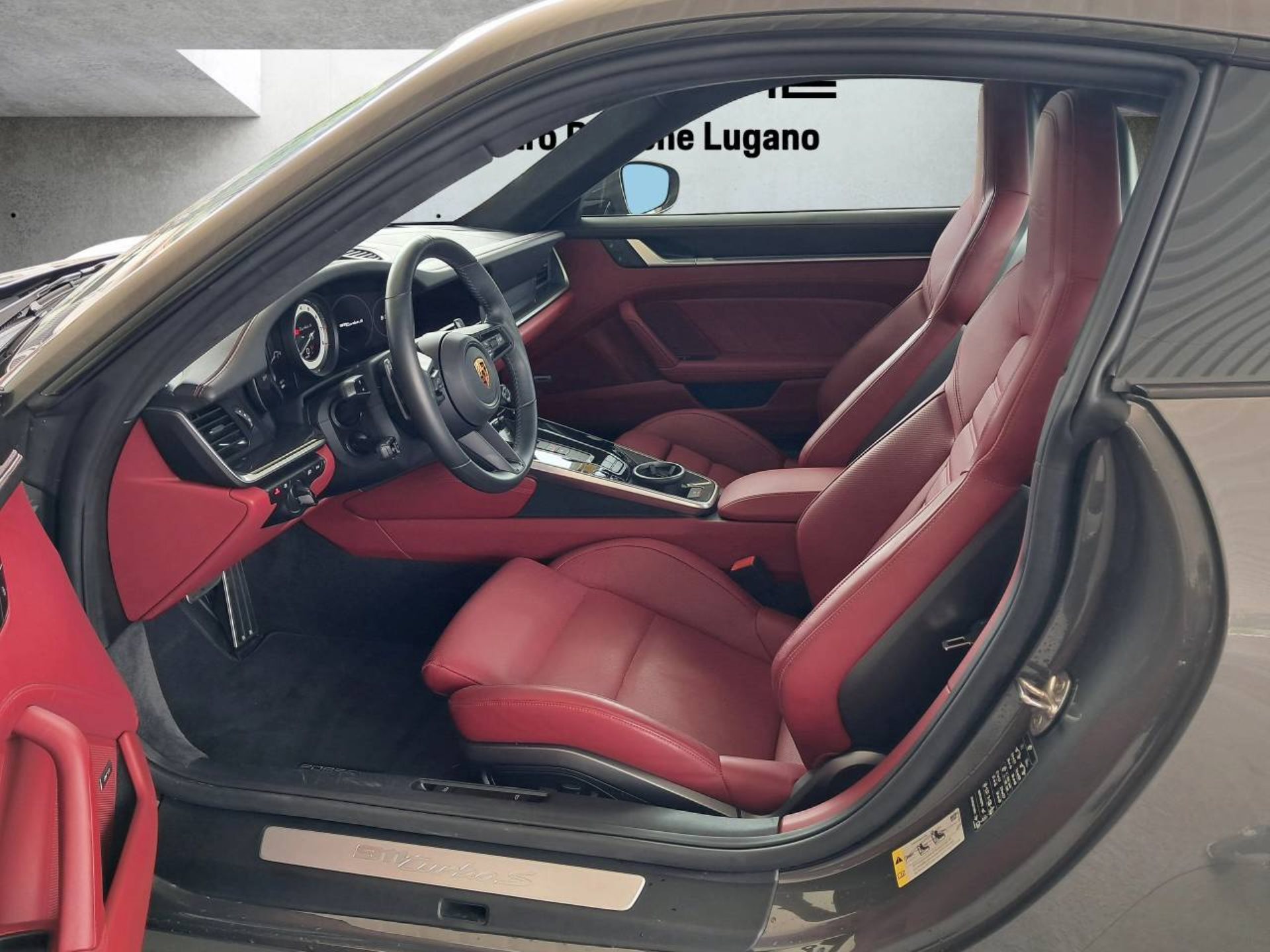 PORSCHE 911 Turbo S-showroom-element-3