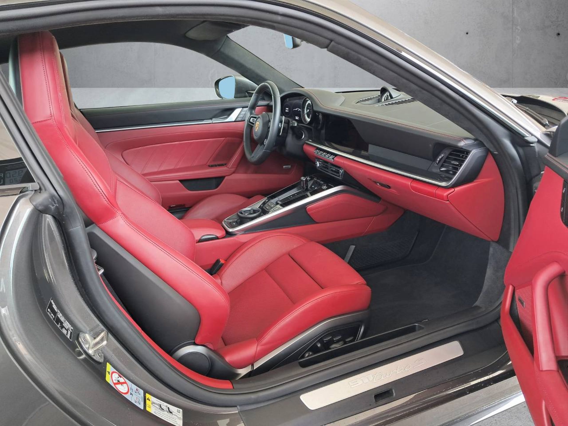 PORSCHE 911 Turbo S-image-13