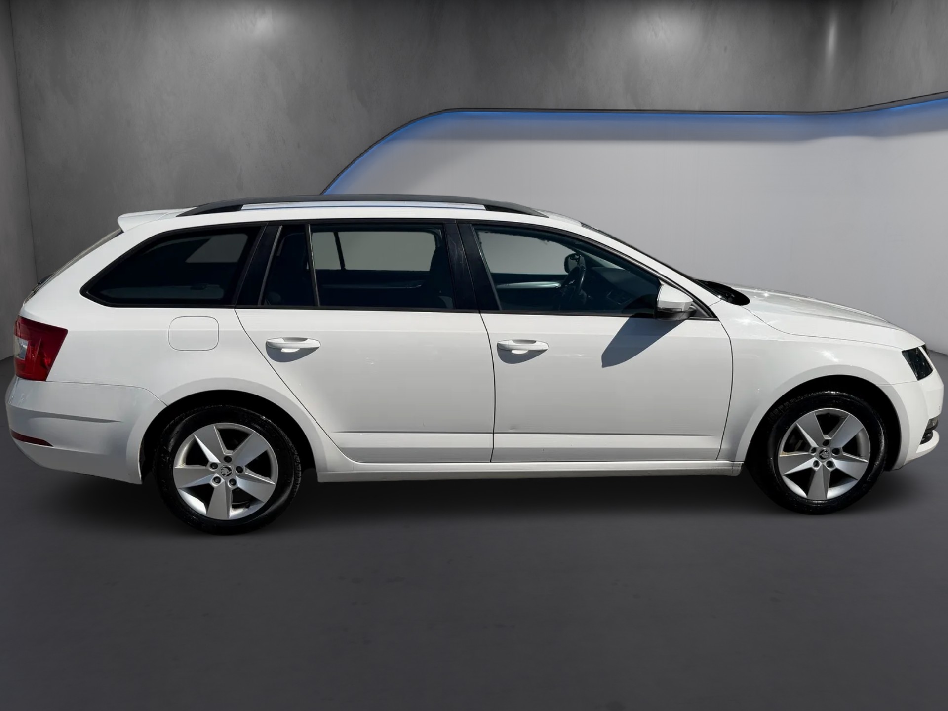 SKODA Octavia Combi 2.0 TDI Ambition DSG-image-6
