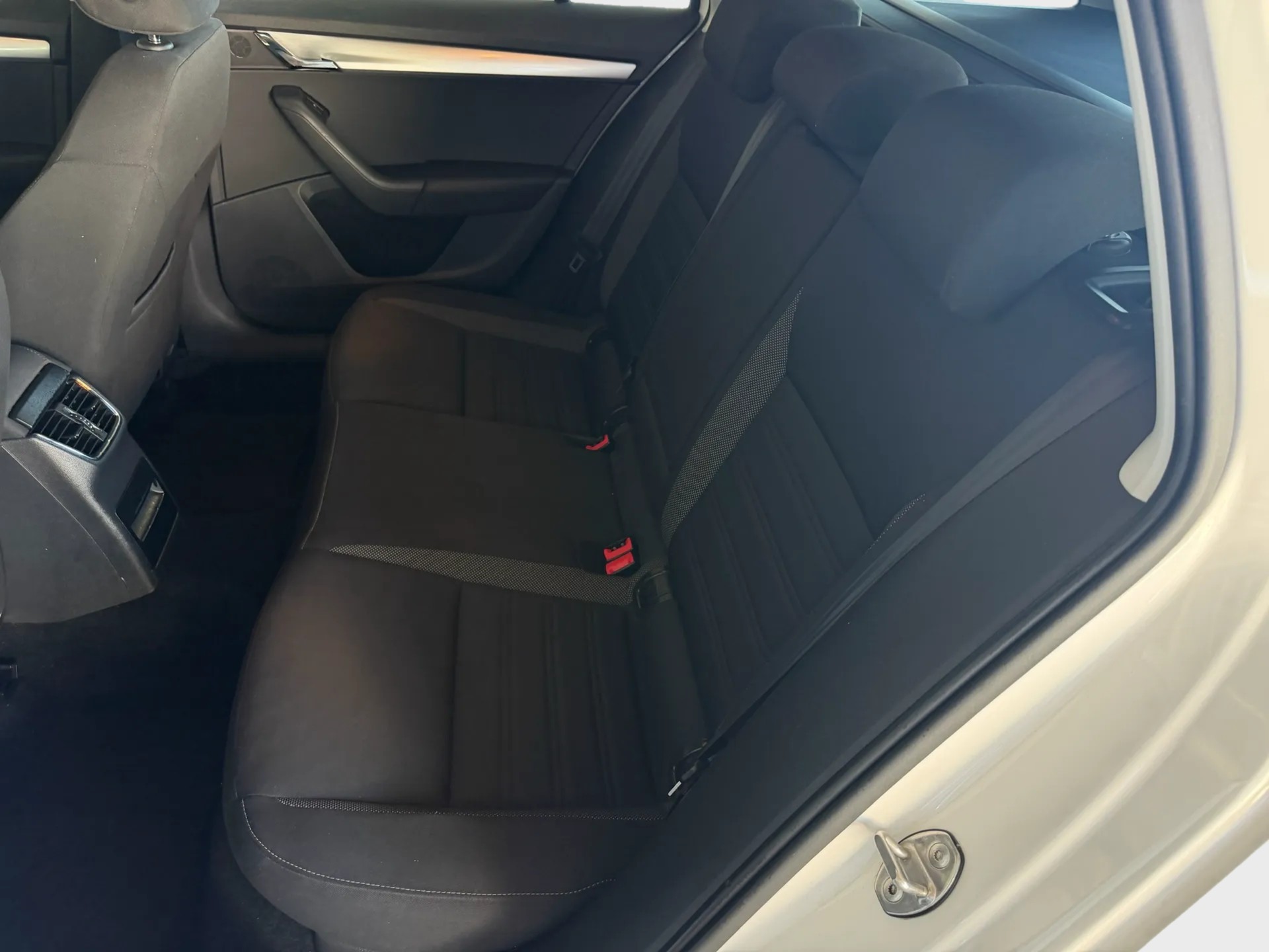 SKODA Octavia Combi 2.0 TDI Ambition DSG-image-21