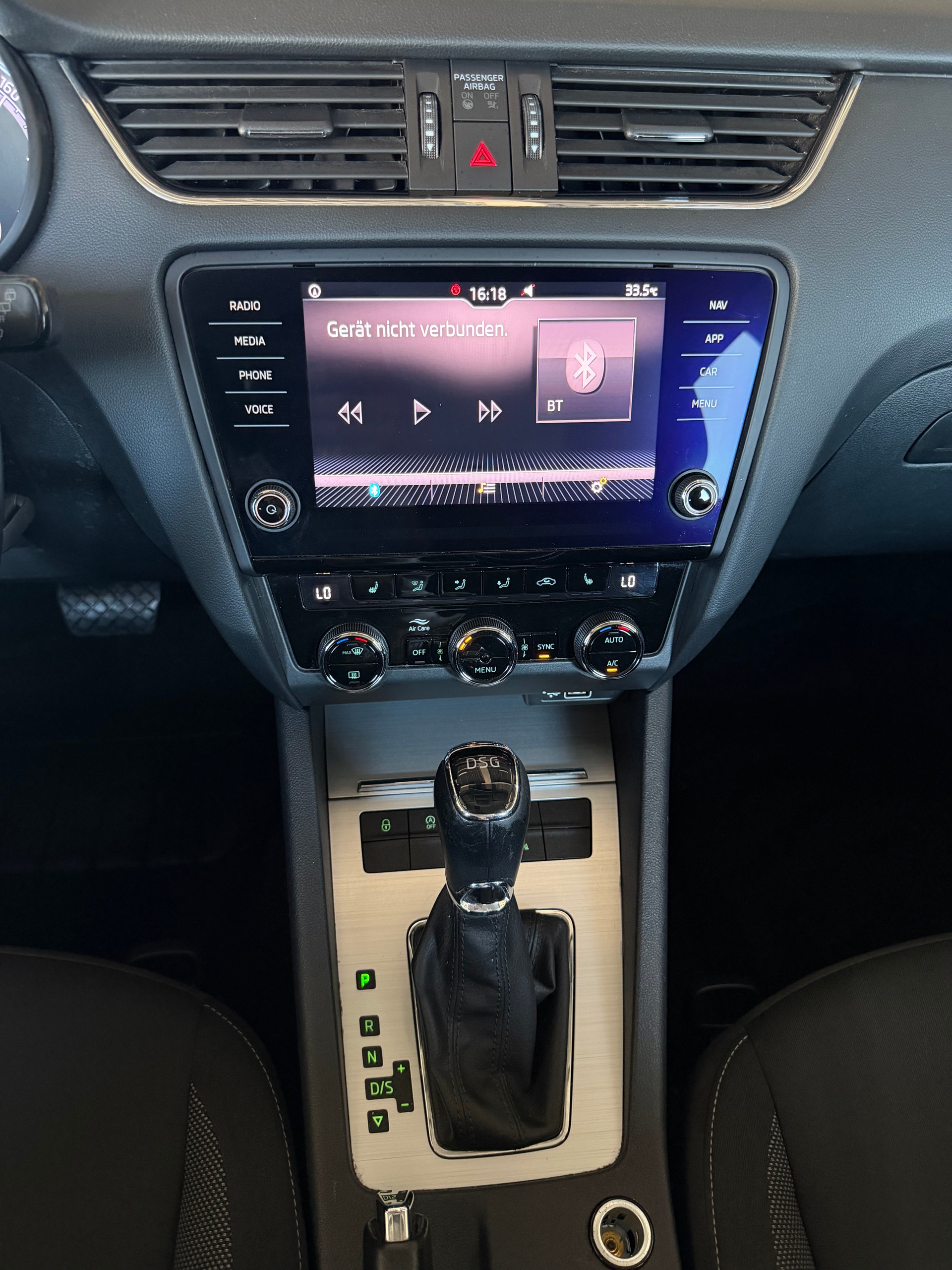SKODA Octavia Combi 2.0 TDI Ambition DSG-image-12