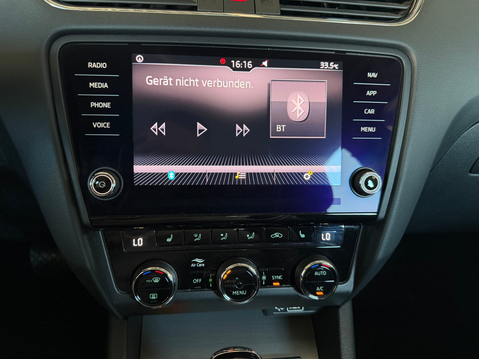 SKODA Octavia Combi 2.0 TDI Ambition DSG-image-18