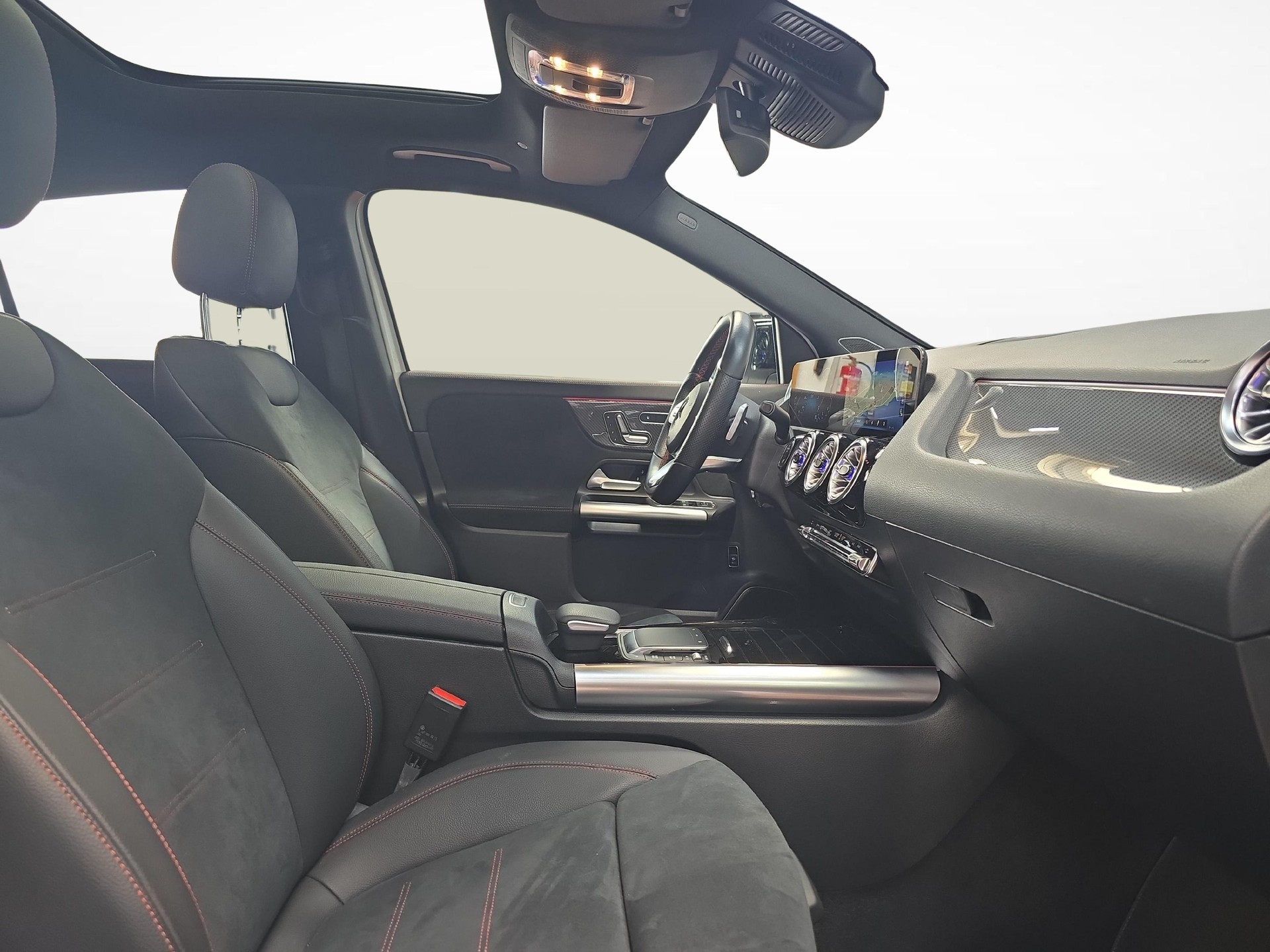 MERCEDES-BENZ GLA 250 4MATIC AMG Line-image-6