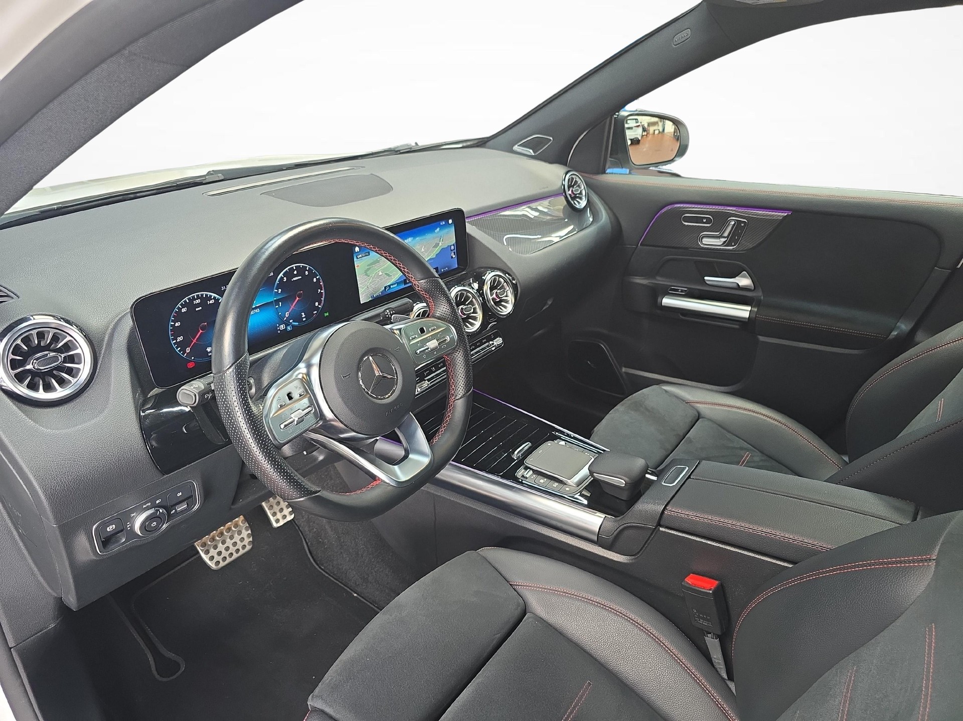 MERCEDES-BENZ GLA 250 4MATIC AMG Line-image-4
