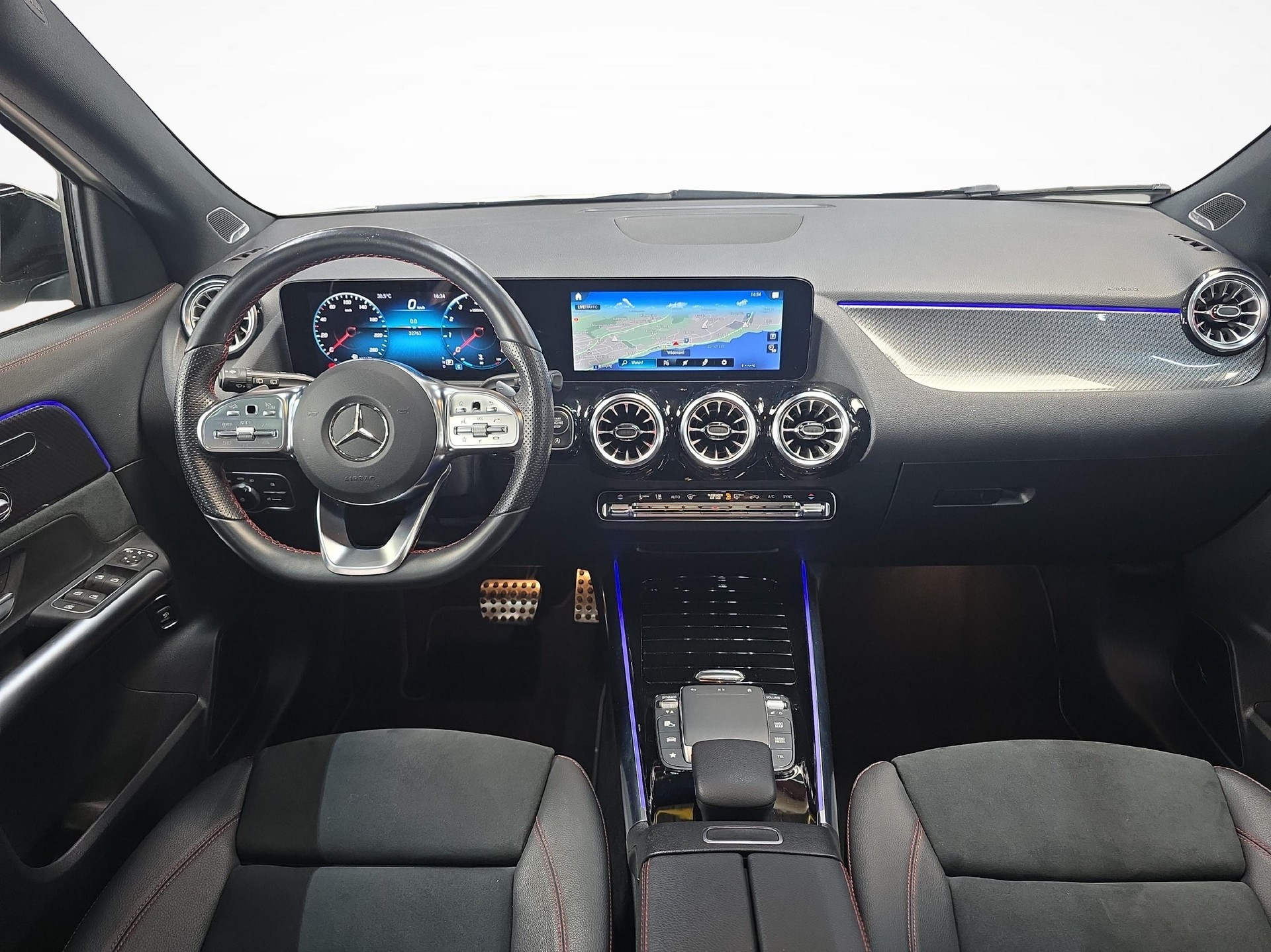 MERCEDES-BENZ GLA 250 4MATIC AMG Line-image-5