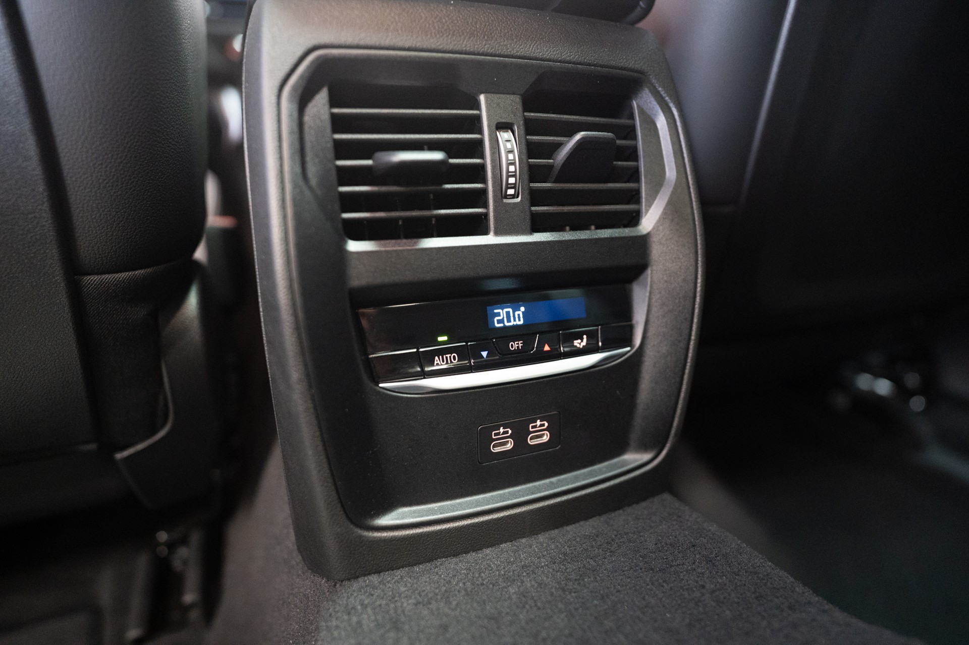 BMW 330d xDrive SAG / LCI / Glasdach / Rückfahrkamera / Ambientebeleuchtung-image-13